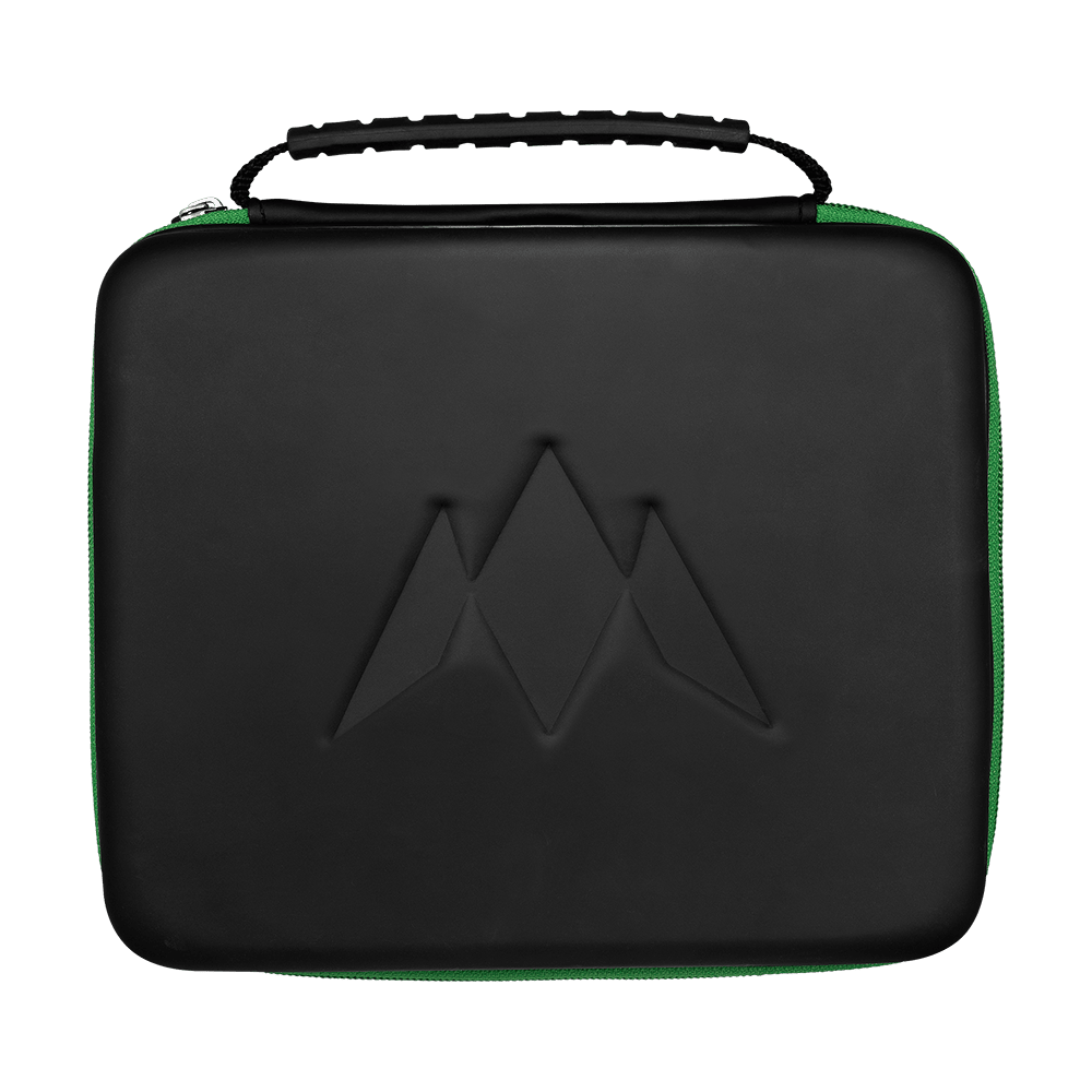 Mission Luxor Dart-portemonnee Das Bild zeigt ein rechteckiges, schwarzes Etui mit einem geprägten Logo auf der Vorderseite. Es hat einen schwarzen Griff und einen grünen Reißverschluss an der Seite.