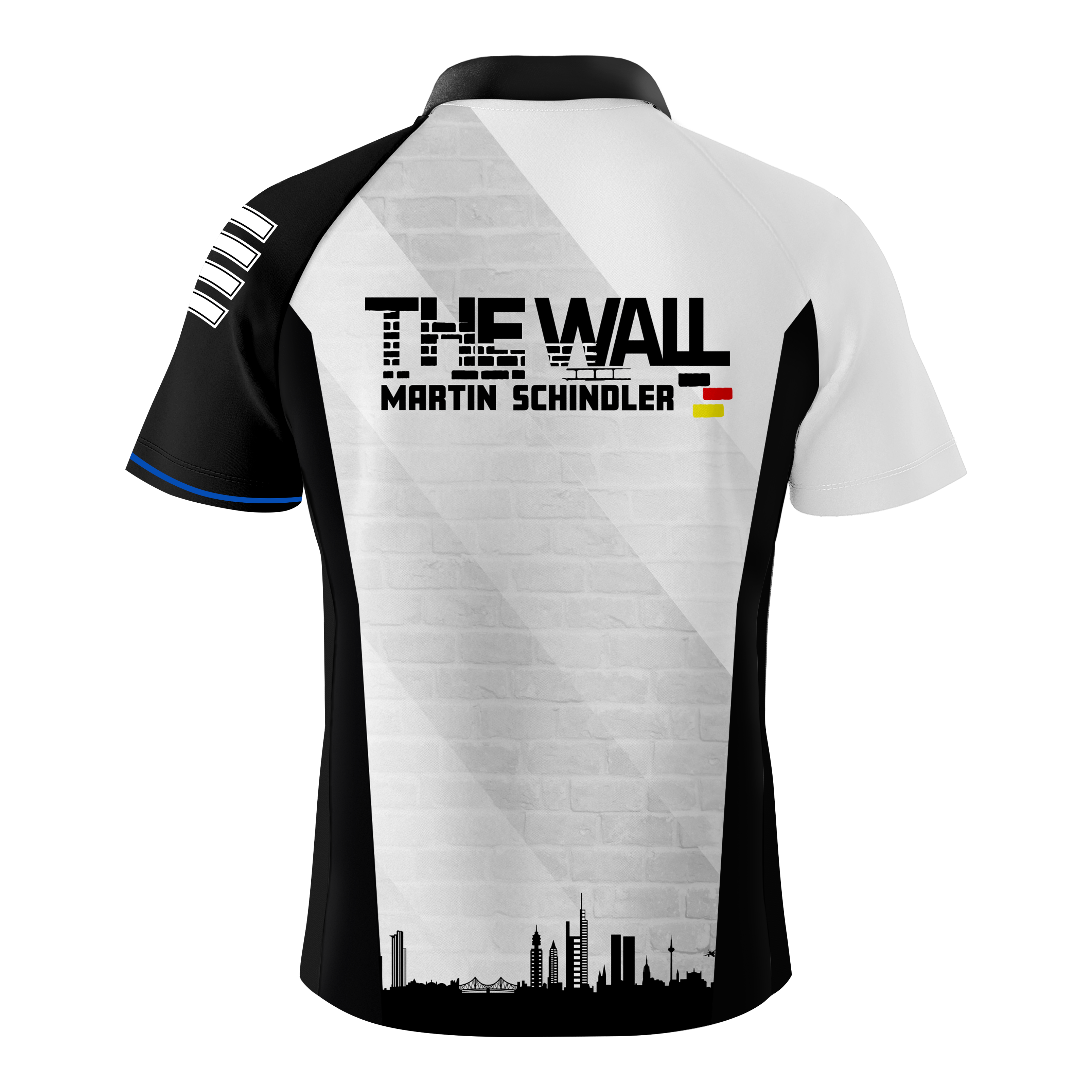 Bulls Martin Schindler The Wall dartshirt Das Bild zeigt das "Bulls Martin Schindler The Wall Dartshirt" von hinten. Auf dem Shirt steht "THE WALL MARTIN SCHINDLER" mit einer kleinen Deutschlandflagge und einer Stadtsilhouette darunter.