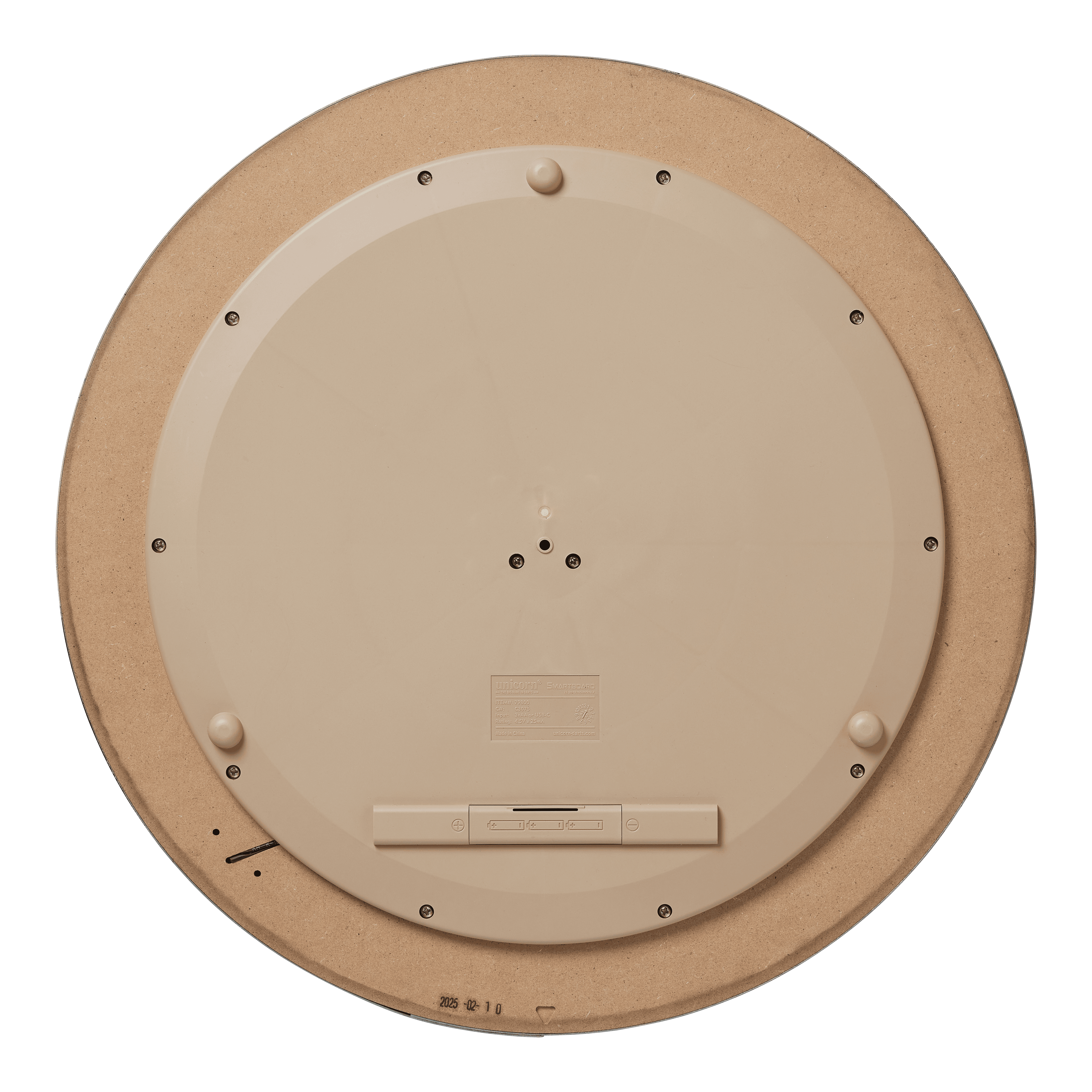 Unicorn Eclipse Smartboard stalen dartbord Dies ist die Rückseite des Unicorn Eclipse Smartboard Steeldartboards. Sie zeigt eine kreisförmige, beige Kunststoffabdeckung mit mehreren Schrauben und einem Batteriefach.