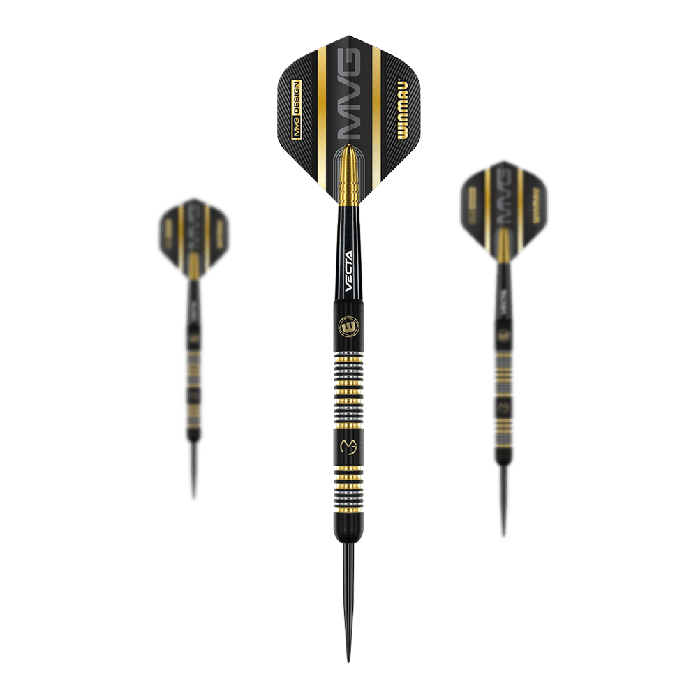 Winmau Michael Van Gerwen-trilogie Steeldarts Das Bild zeigt drei schwarze Steeldarts mit goldenen und silbernen Akzenten. Auf den Flights steht groß "MVG" und "Winmau".