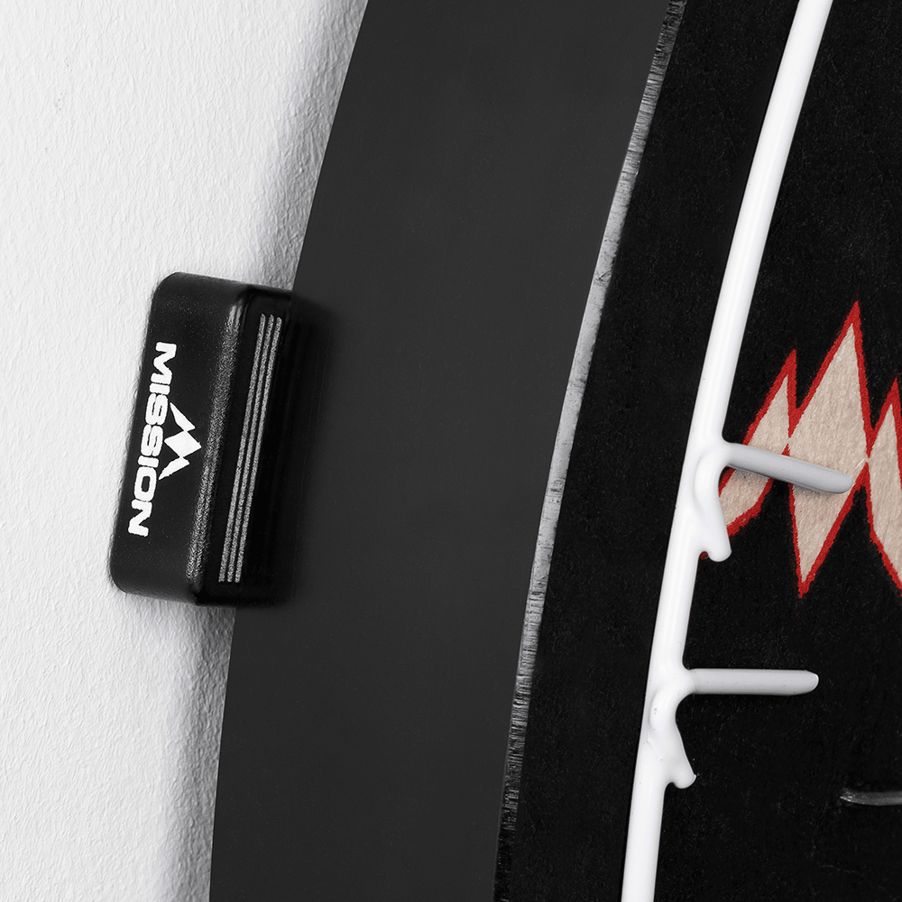 Mission Dartbord Wedges Spacers (Set van 8) Das Bild zeigt einen Abstandshalter der Marke Mission, der an einem Dartboard befestigt ist. Der Abstandshalter sorgt dafür, dass das Dartboard gleichmäßig von der Wand absteht.