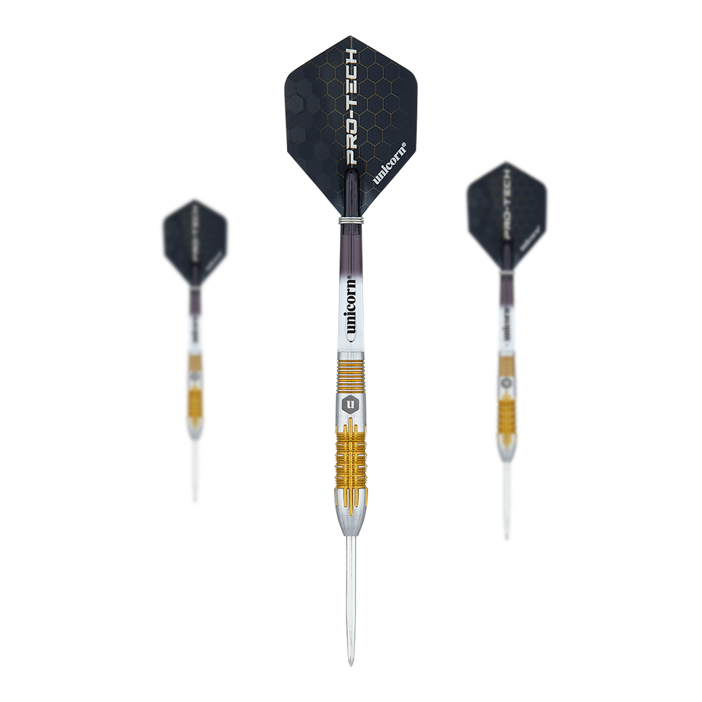 Unicorn Pro-Tech Style 1 stalen darts Das Bild zeigt drei Steeldarts mit schwarzer Flights und silber-goldenem Schaft. Auf den Flights steht "PRO-TECH" und "unicorn" geschrieben.