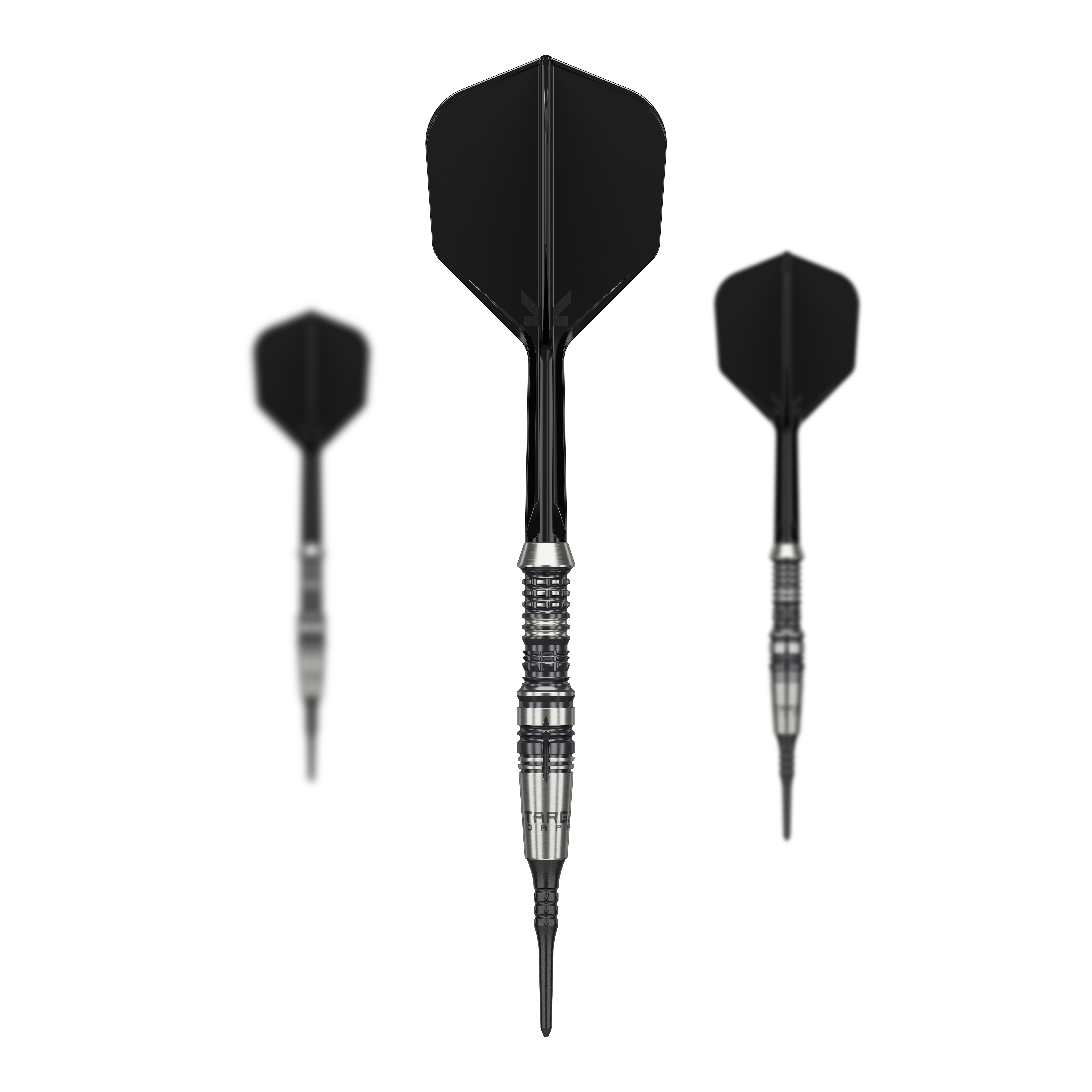 Das Bild zeigt drei schwarze Softdarts der Marke "Target Japan Black Marque Heracles - 18g". Der mittlere Dart ist zentral und scharf abgebildet, während die beiden anderen im Hintergrund unscharf sind.