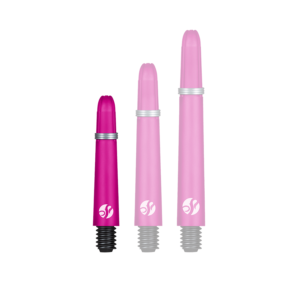 Shot Koi Carbon Shafts - Roze Das Bild zeigt drei pinkfarbene Dartschäfte in unterschiedlichen Längen. Jeder Schaft hat ein silbernes Band und ein weißes Logo am unteren Ende.