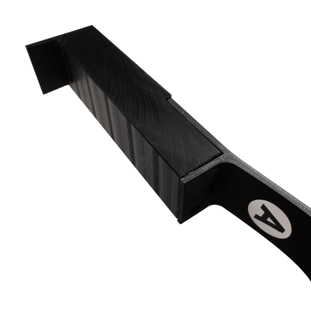 MC_Scolia_Abstandshalter_zur_Wandmontage_3 Das Bild zeigt einen schwarzen Abstandshalter zur Wandmontage für das Scolia Home 1. Das Produkt hat eine eckige Form und trägt ein weißes Logo an der Seite.