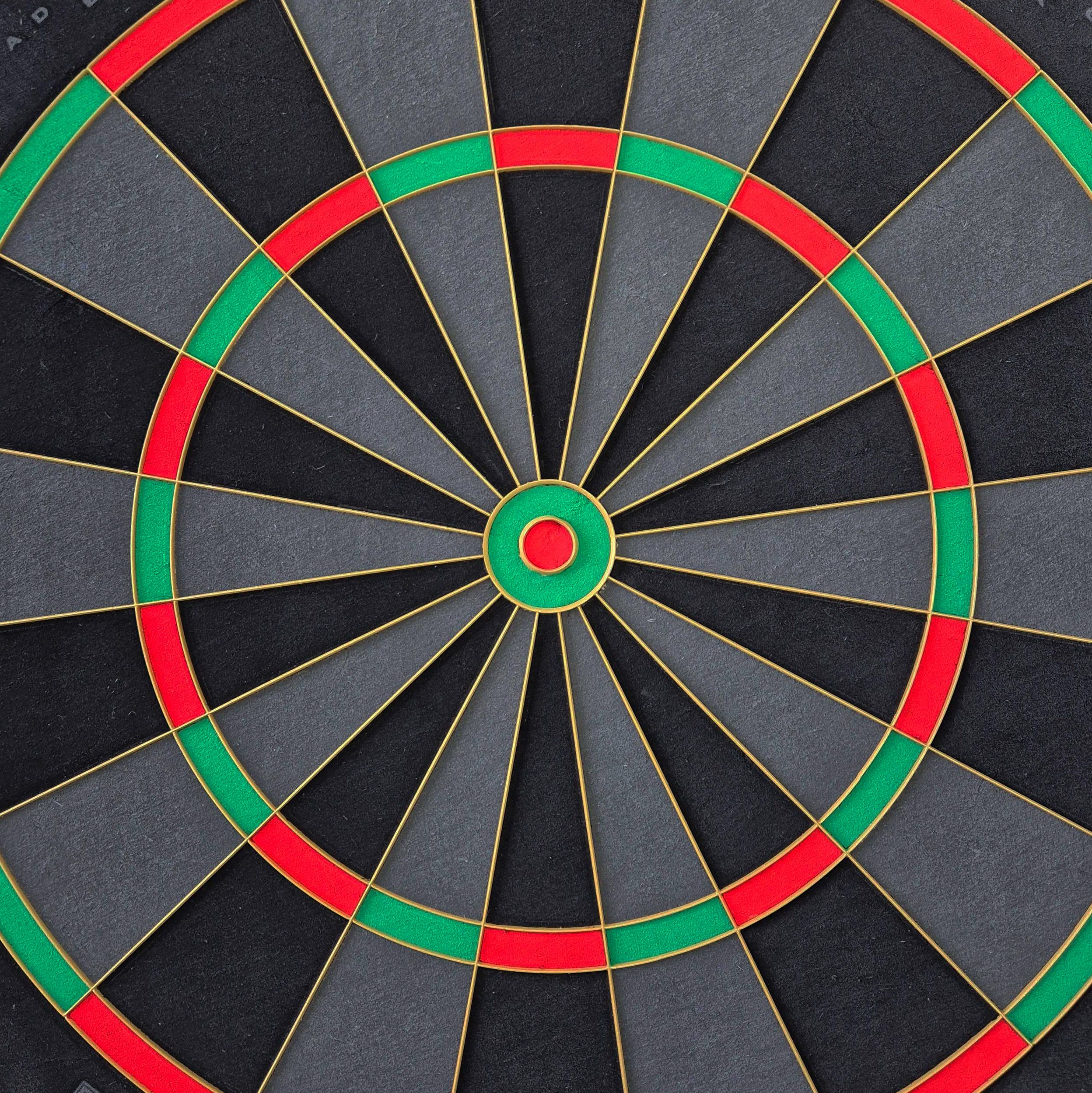 Bulls NL Advantage Black Edition stalen dartbord Auf dieser Abbildung ist das BullsNL Advantage Black Edition Steeldartboard zu sehen. Es wird aus einer anderen Perspektive gezeigt.