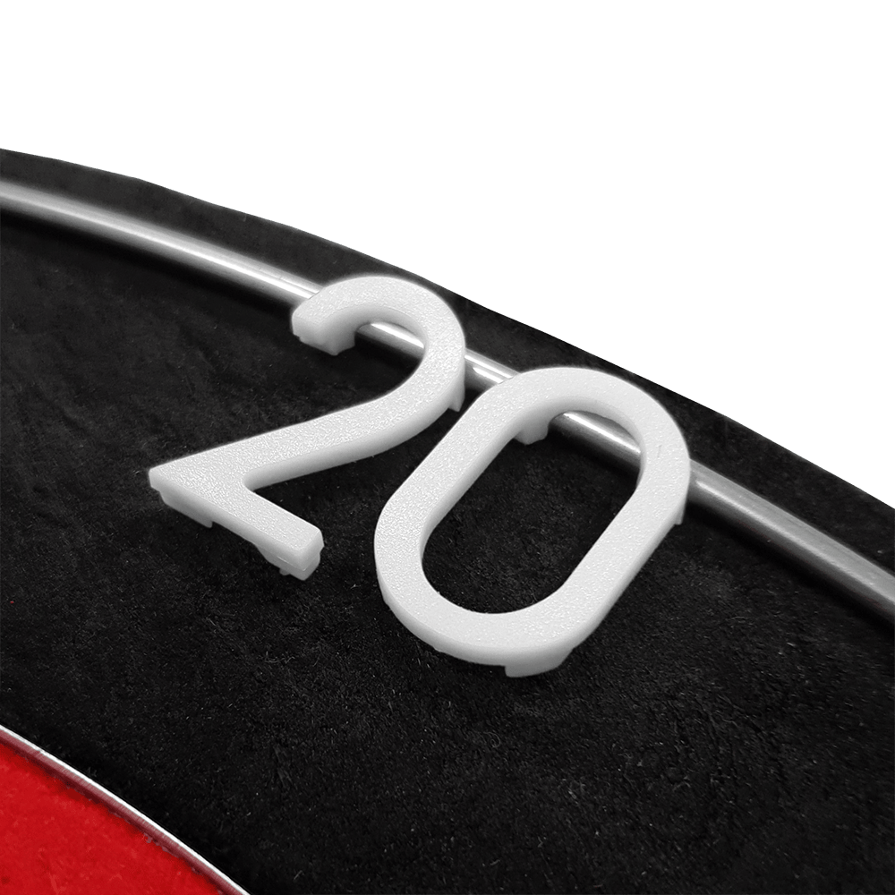 Vervangende nummers voor McDart Dartborden Das Bild zeigt eine weiße Ersatznummer „20“ auf einem Dartboard. Die Zahl ist aus Kunststoff und an einem Metallring befestigt.