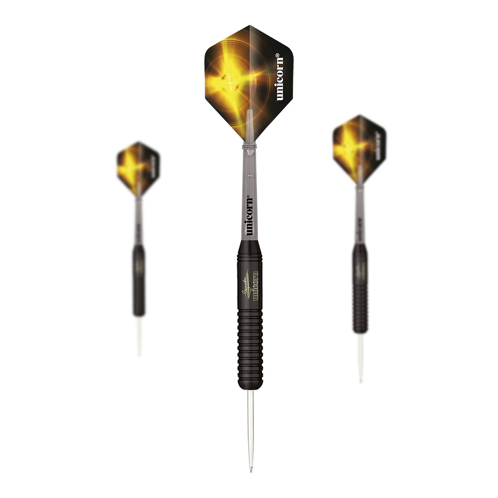 Unicorn Black Brass Gary Anderson V2 Steel Tip Darts Das Bild zeigt drei schwarze Steeldarts der Marke Unicorn Black Brass Gary Anderson V2. Die Flights sind schwarz mit einem gelben Lichteffekt und dem weißen Schriftzug "unicorn".