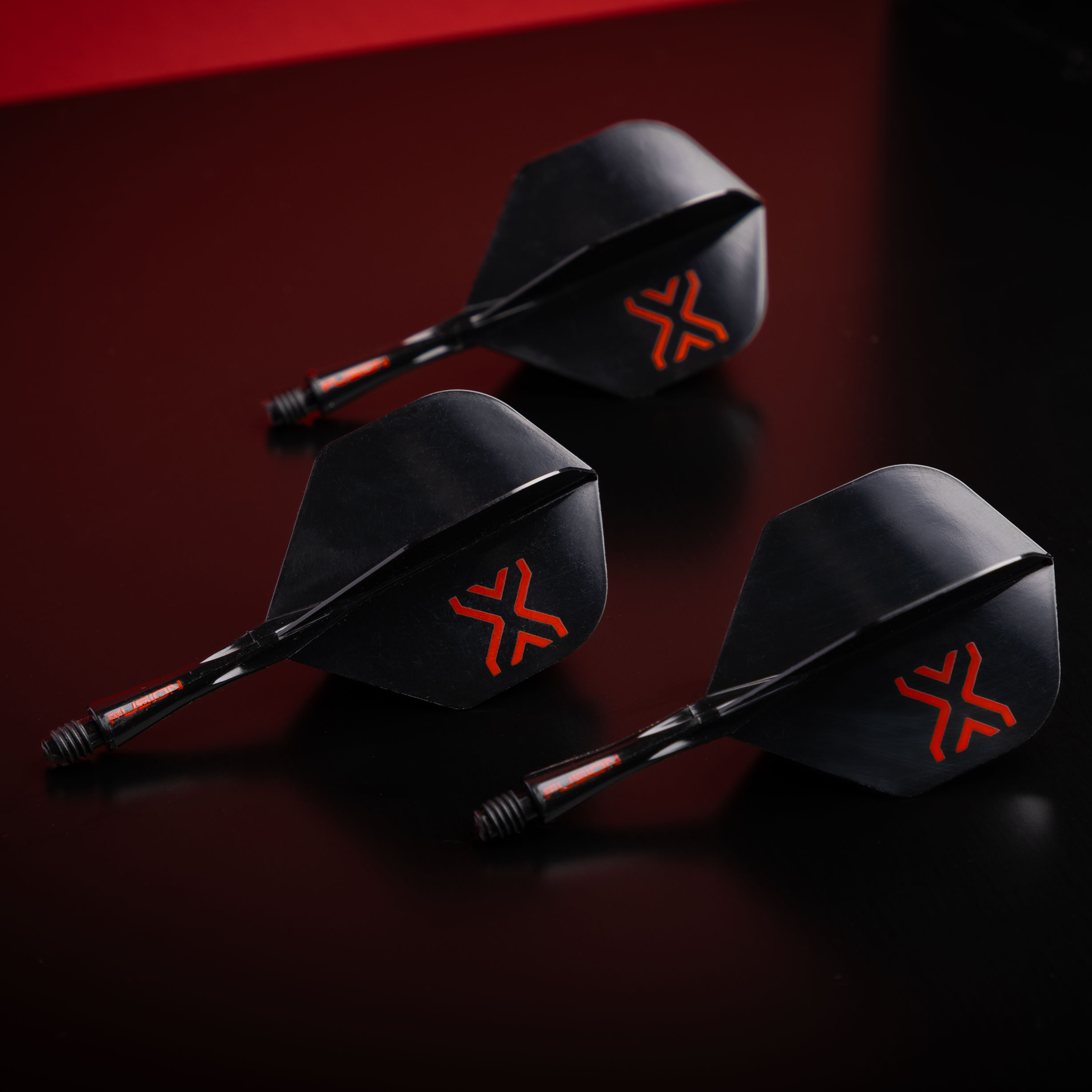 Das Bild zeigt das Winmau Fusion Blade X No2 Standard Flight-Shaft-System in Schwarz. Es handelt sich um ein Zubehörteil für Dartspiele.