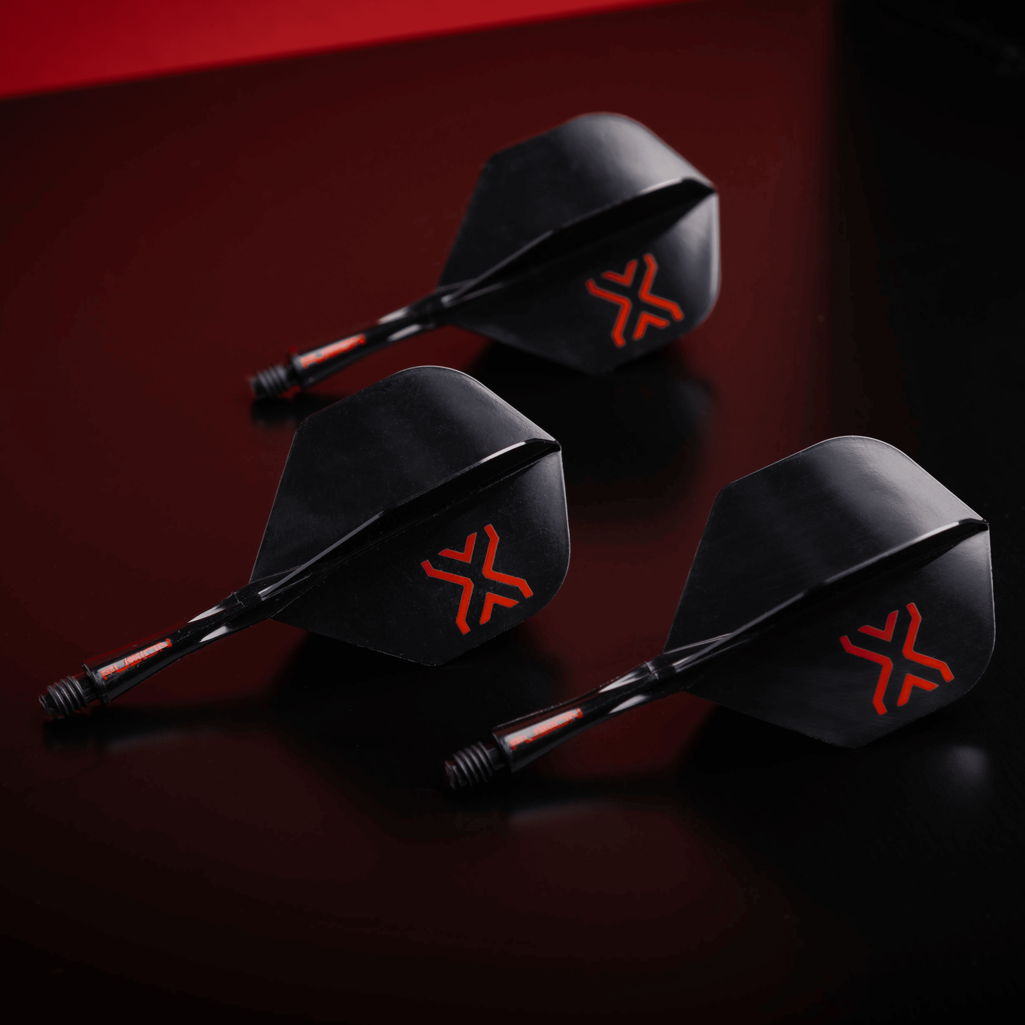 Winmau Fusion Blade X No2 standaard flight shaft systeem - zwart Das Bild zeigt das Winmau Fusion Blade X No2 Standard Flight-Shaft-System in Schwarz. Es handelt sich um ein Zubehörteil für Dartspiele.