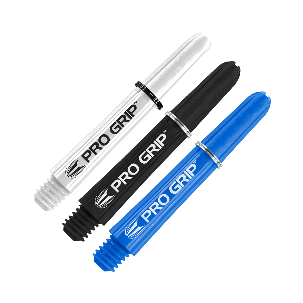 Das Bild zeigt drei Dartschäfte in den Farben Weiß, Schwarz und Blau mit der Aufschrift "PRO GRIP". Sie sind nebeneinander angeordnet und haben jeweils einen Metallring zur Stabilisierung.