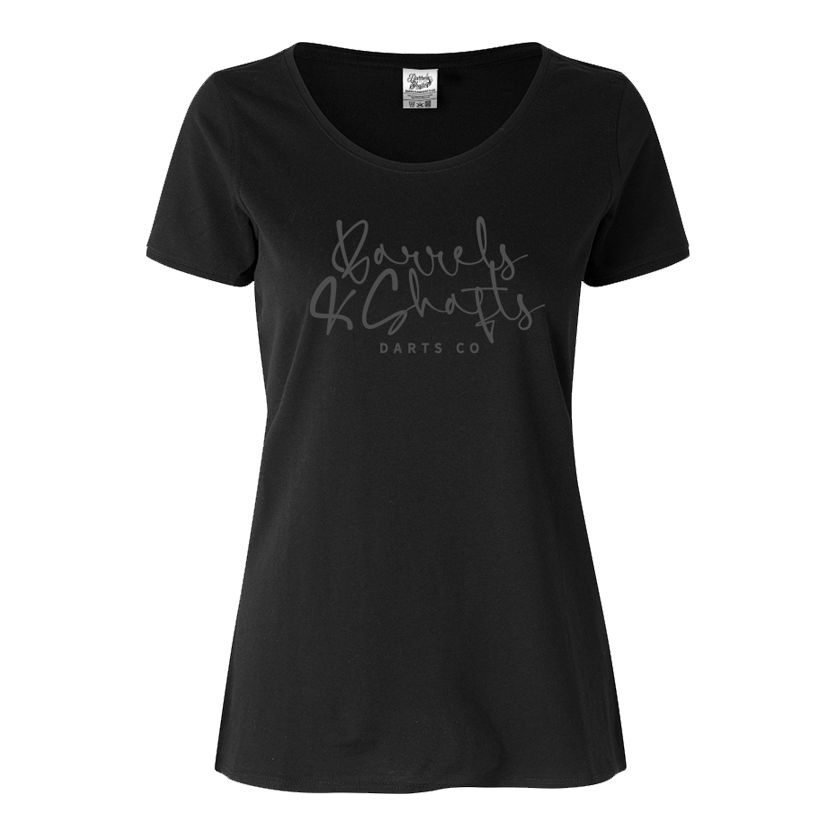 Barrels and Shafts dames-T-shirt - zwart Dieses Bild zeigt ein schwarzes Damen-T-Shirt mit der Aufschrift „Barrels and Shafts DARTS CO“ auf der Vorderseite. Das T-Shirt hat einen klassischen Rundhalsausschnitt und einen schlichten, modernen Stil.