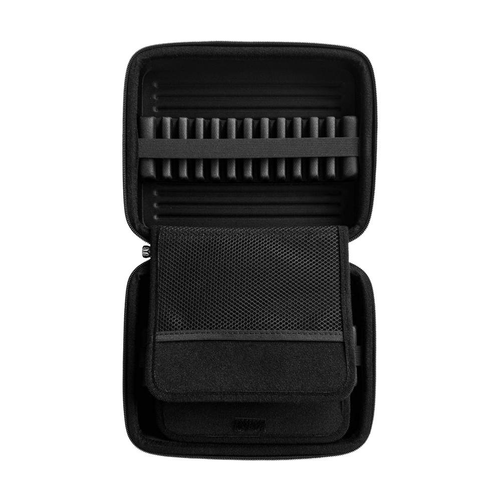 _Target_Takoma_Home_Dartwallet_OPEN_1QuGE2d6U43GIw Das Bild zeigt das Produkt "Target Takoma Home Dartwallet" in geöffneter Ansicht. Im Inneren befinden sich Fächer und elastische Halterungen zur Aufbewahrung von Dartzubehör.