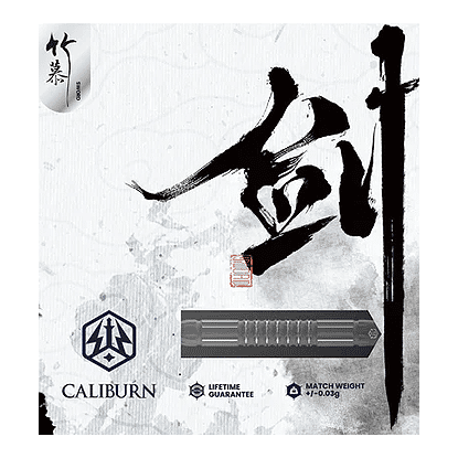 Caliburn Sword S2 Steeldarts Das Bild zeigt die Caliburn Sword S2 Steeldarts Verpackung mit asiatischer Kalligraphie im Hintergrund. Unten sind das Produktlogo, eine Produktabbildung und Hinweise zur Garantie und dem Gewicht zu sehen.