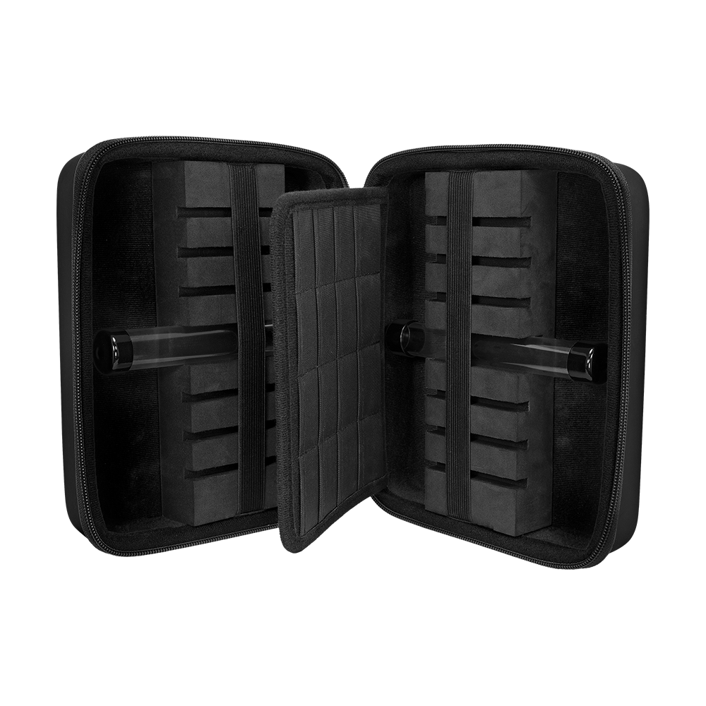 JD7023_Mission_Jack_Daniels_Luxor_Dartcase_3 Das Bild zeigt das geöffnete Mission Jack Daniels Luxor Dartcase. Das Etui ist schwarz und bietet innen mehrere Steckplätze zur sicheren Aufbewahrung von Dartpfeilen und Zubehör.