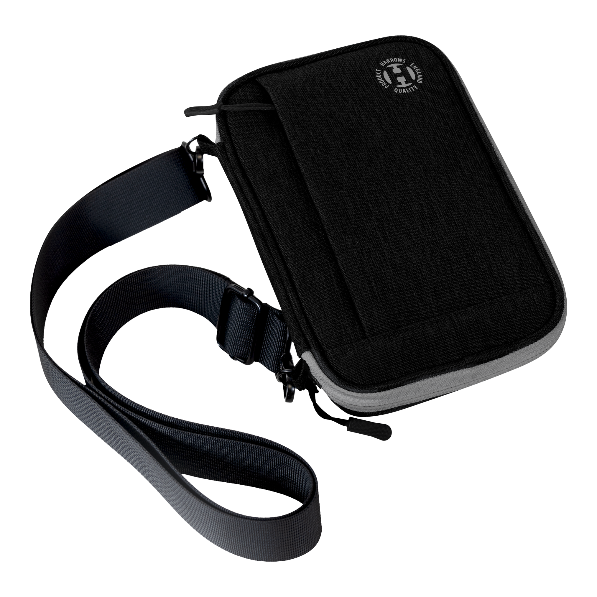 Harrows Smart Case XL dart portemonnee Dies ist eine schwarze Darttasche mit einem Schultergurt. Sie hat ein kompaktes, rechteckiges Design und einen Reißverschluss.