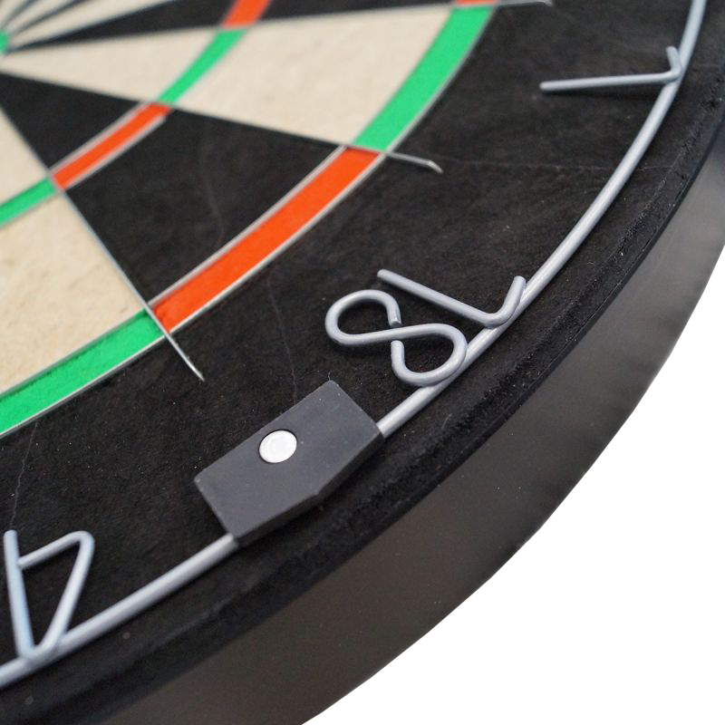 Karella Dartboard BullOut Set inclusief 2 sets stalen darts Das Bild zeigt das Karella Dartboard BullOut Set inklusive zwei Sätzen Steeldarts. Dieses Set ist ideal für Dartspieler und enthält alles, was für den Start benötigt wird.