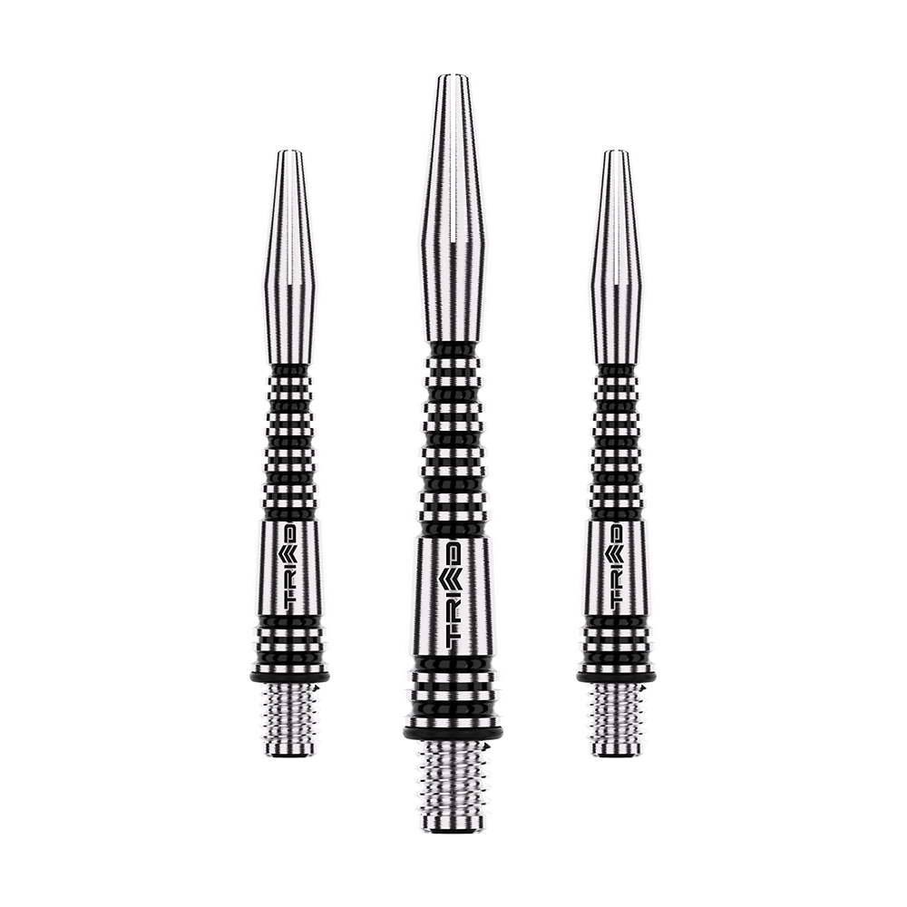Winmau Triad RX Aluminium Shafts - Schwarz Das Bild zeigt drei schwarze Aluminium-Dartschäfte mit silbernen Rillen. Sie sind in einer Reihe angeordnet und haben eine filigrane, strukturierte Oberfläche.