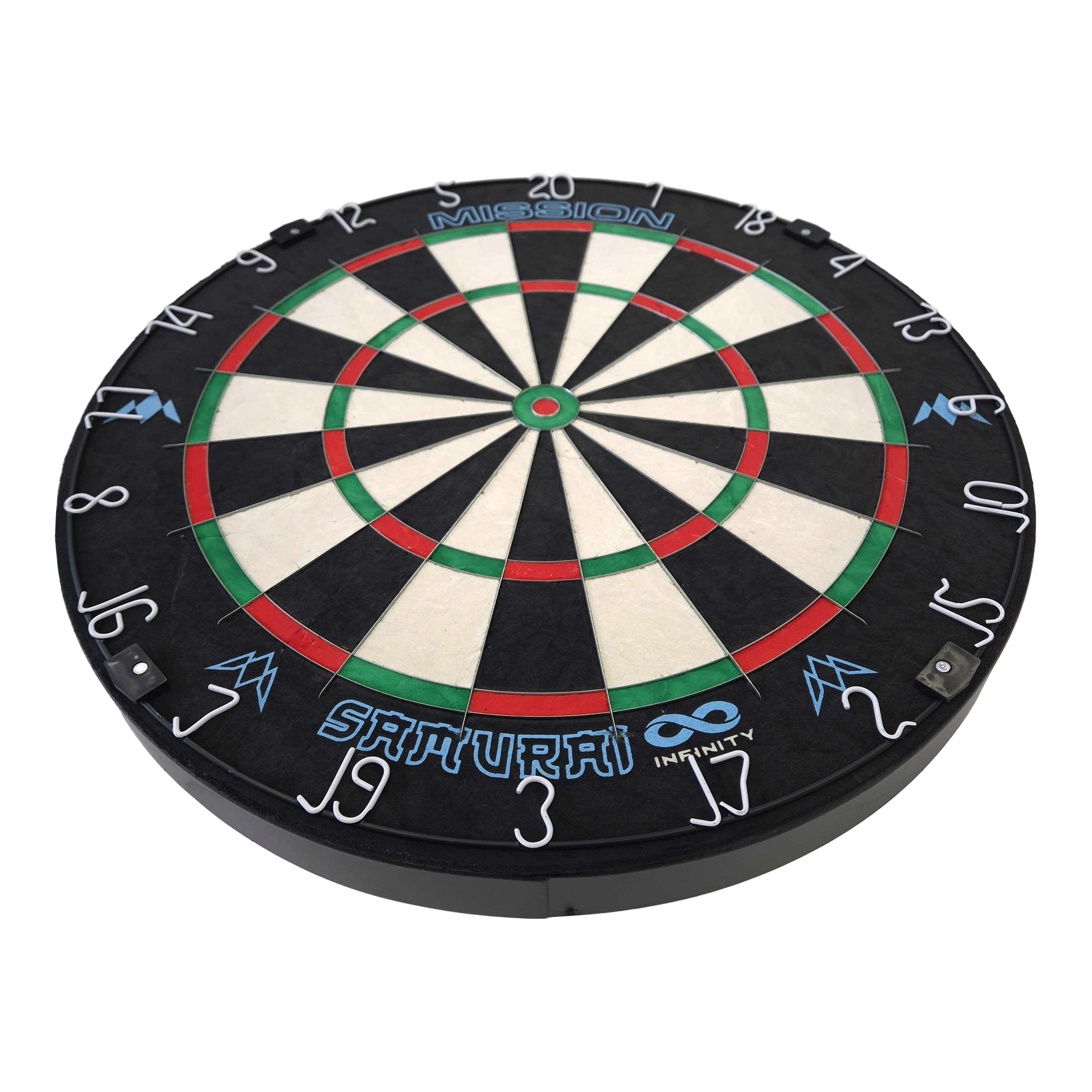 Mission Samurai Infinity stalen dartbord Das Bild zeigt eine Steeldart-Scheibe mit dem Namen "Mission Samurai Infinity". Die Scheibe hat weiße, schwarze, grüne und rote Felder sowie aufgedruckte Zahlen und Logos.