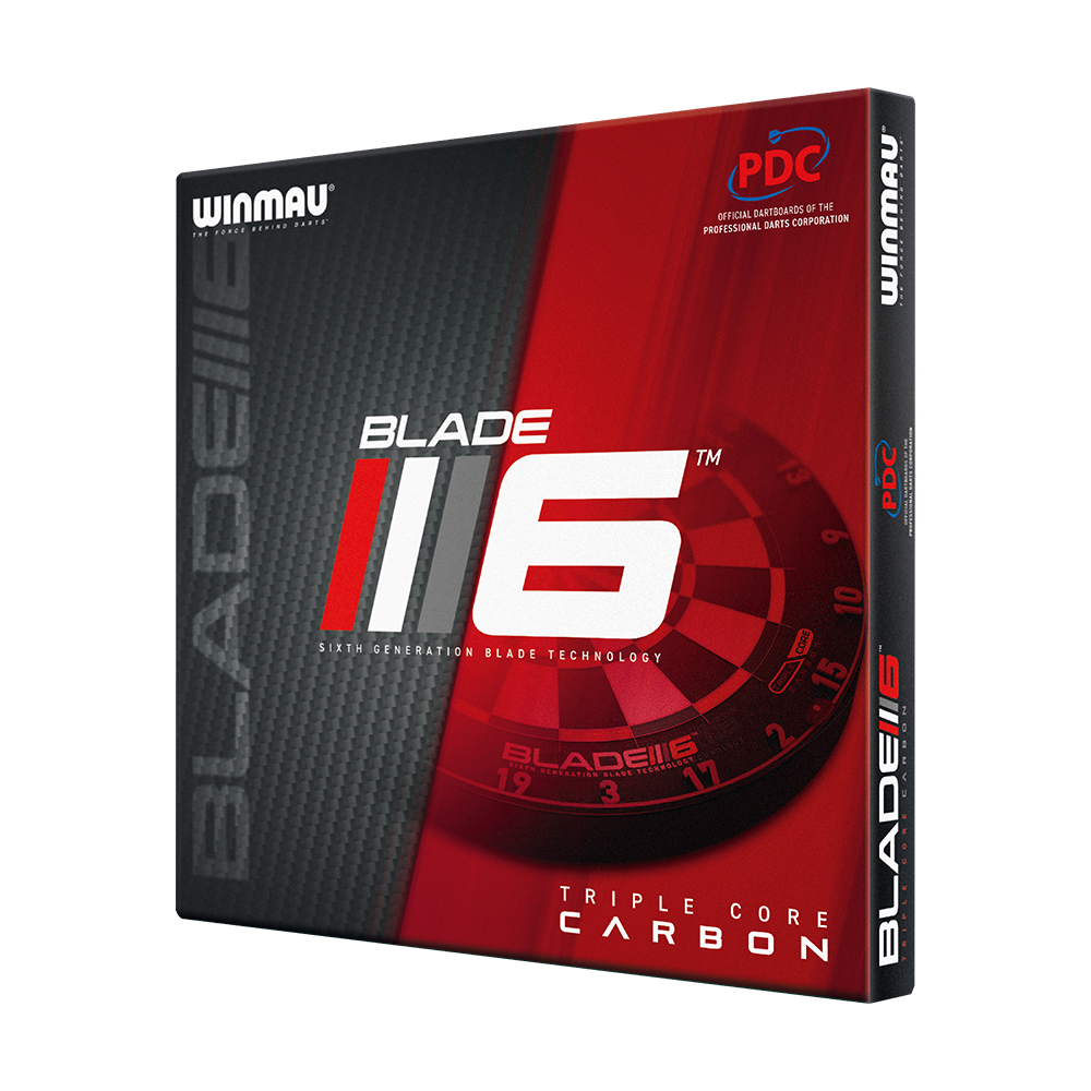 3032_Winmau_Blade_6_TripleCore_Steeldartboard_5_PDC Die Abbildung zeigt die Verpackung des Winmau Blade 6 TripleCore Steeldartboards. Das Design ist überwiegend in Schwarz und Rot gehalten und betont die sechste Generation der Bladetechnologie.