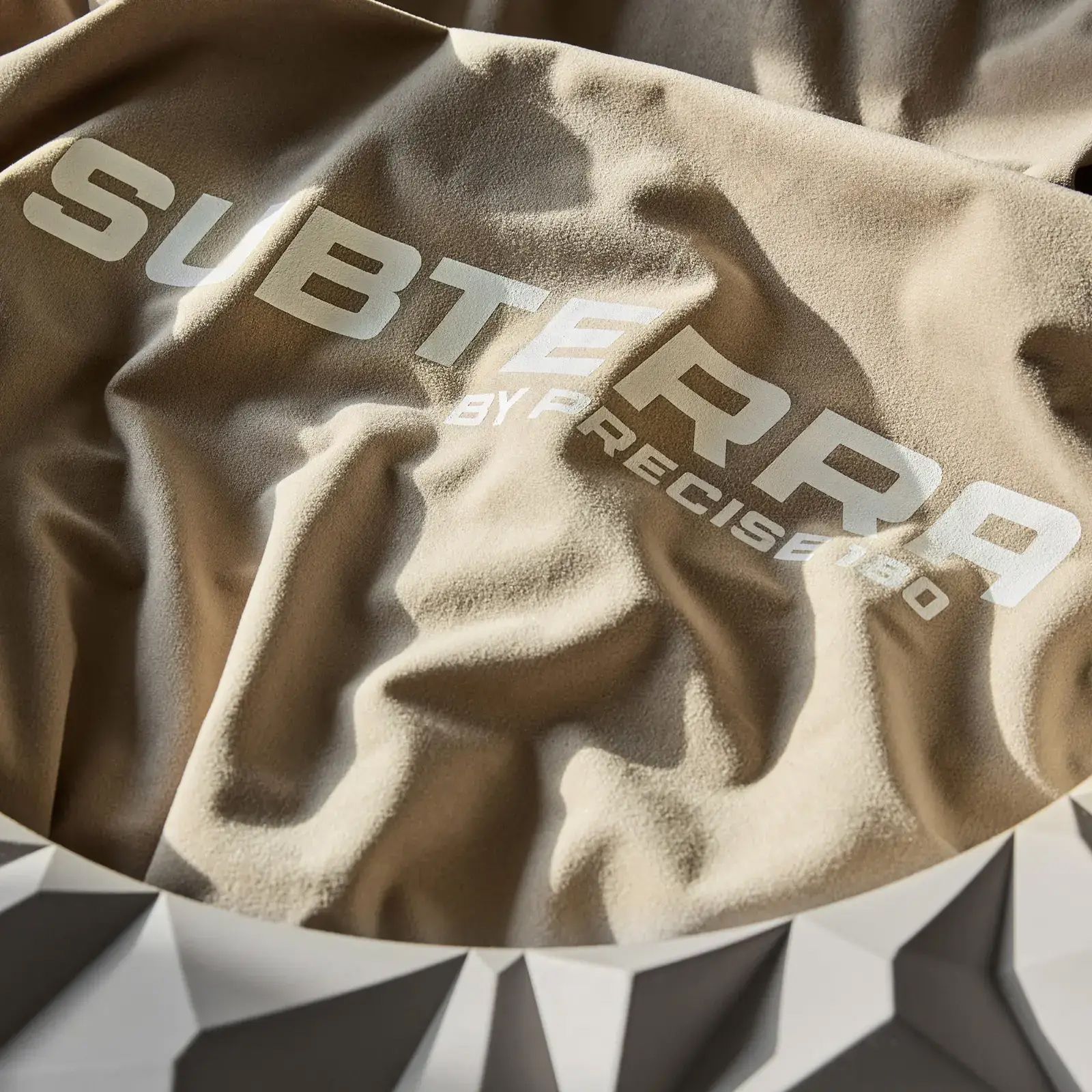 Das Bild zeigt das Precise 180 3D Dartboard Surround Subterra in der Farbe Nordic Grey. Das Produkt dient als Schutz für die Wand beim Dartspielen.