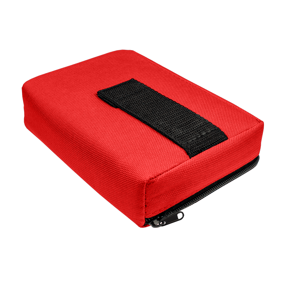 712TP_The_Pak_Dartcase_Rot_3 Das Bild zeigt das Produkt "The Pak Dartcase", ein kompaktes, rechteckiges Etui in Rot mit einem schwarzen Griff. Es hat einen Reißverschluss an der Seite und besteht aus robustem Material.