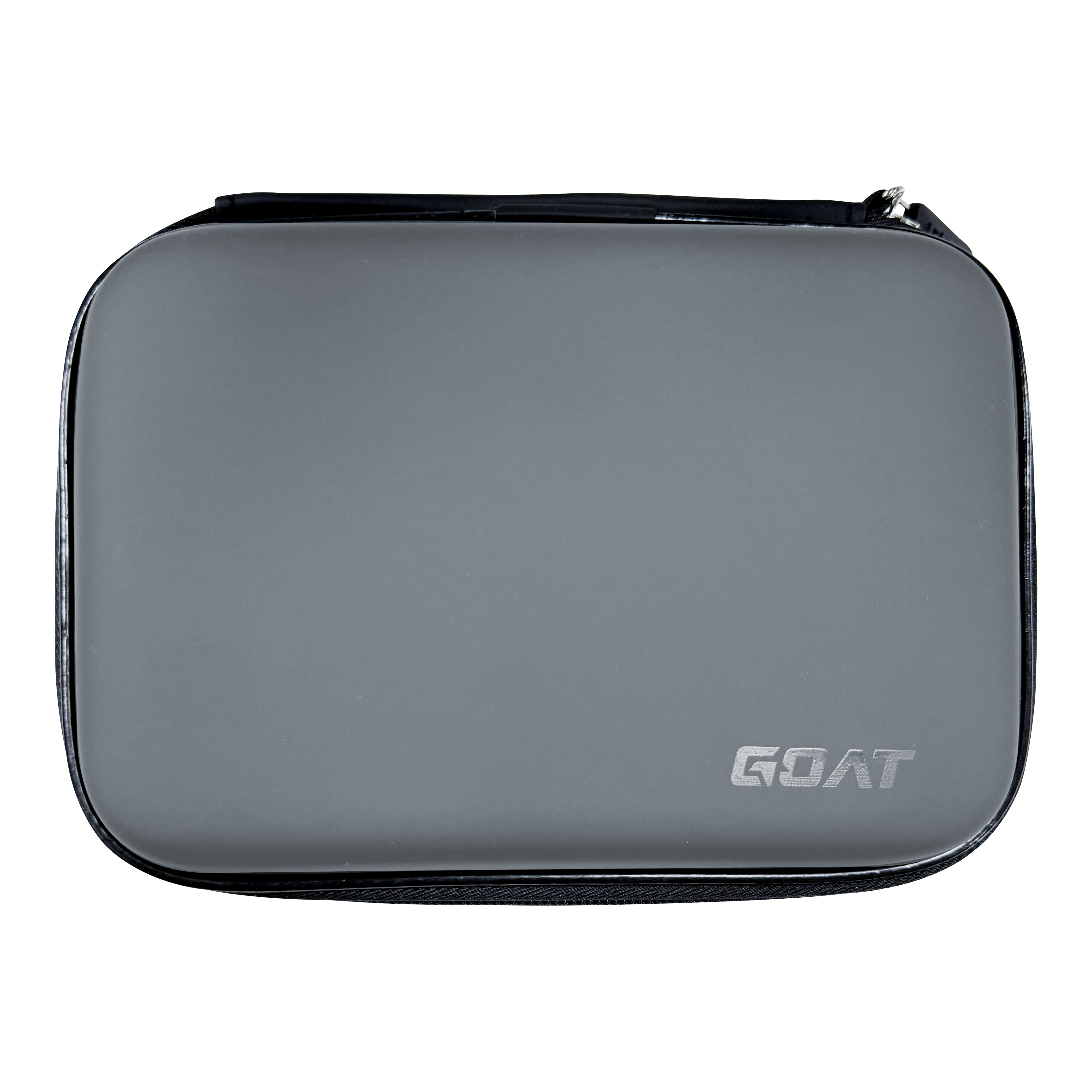 Auf dem Bild ist eine graue, rechteckige Tasche mit abgerundeten Ecken zu sehen. In der rechten unteren Ecke steht das Wort "GOAT".