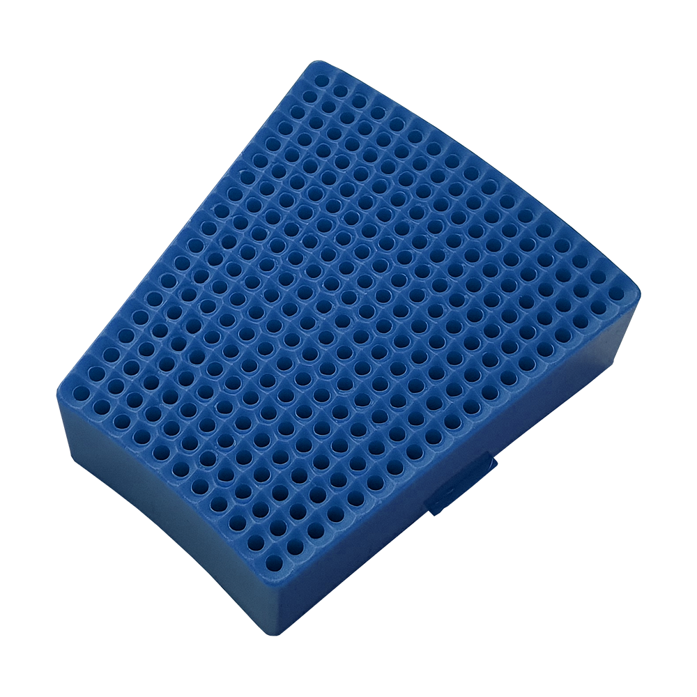 Das Bild zeigt ein blaues Ersatzfeld für das Granboard 132. Das Feld hat viele kleine Löcher und eine trapezförmige Form.