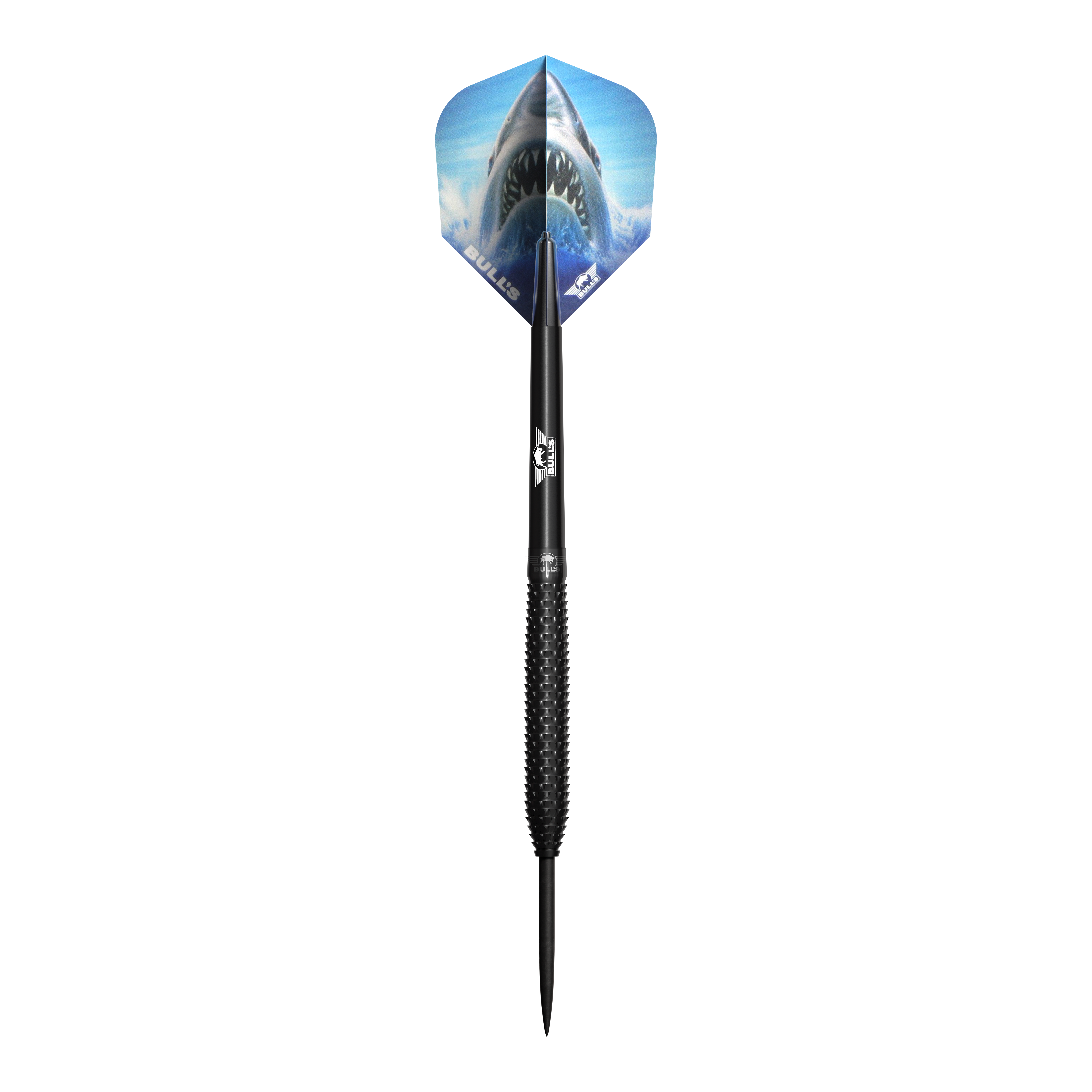 Bulls NL Shark Pro Zwarte Stalen Darts Das Bild zeigt einen schwarzen Steeldart mit rauer Griffoberfläche und einer spitzen Metallspitze. Auf dem Flight ist ein großes Hai-Motiv vor blauem Hintergrund zu sehen.