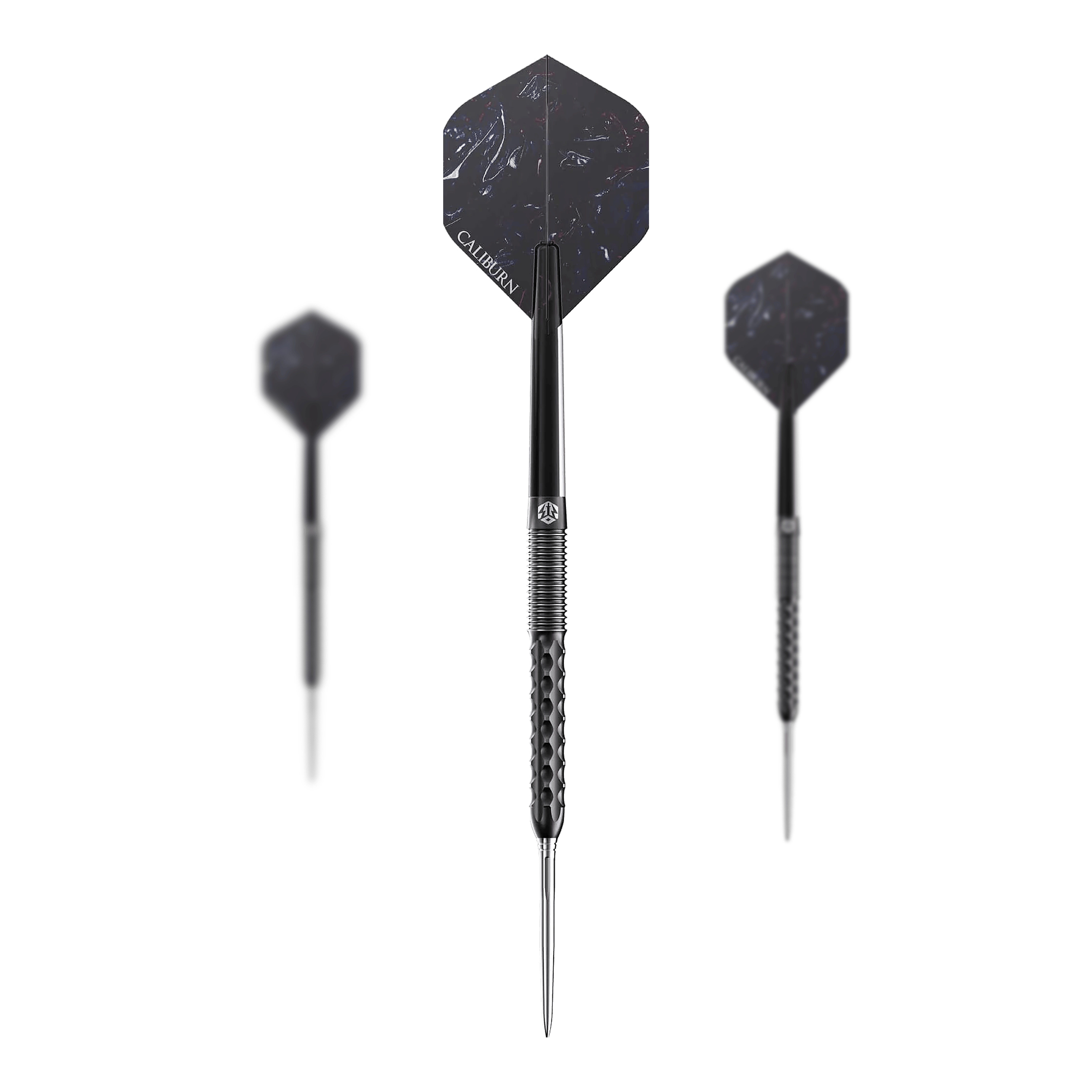 Das Bild zeigt drei Steeldarts des Produkts "Caliburn Sword S1". Die Darts haben eine dunkle Farbe mit hexagonalen Flights und einem strukturierten Griff.