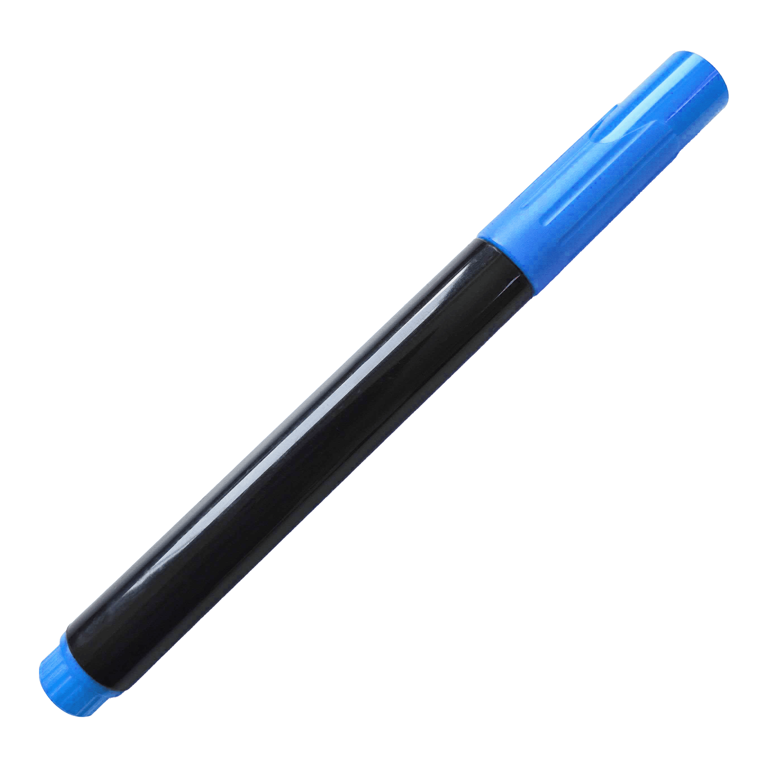 Auf dem Bild ist ein schwarzer Boardmarker mit blauer Kappe zu sehen. Der Stift liegt schräg auf einem weißen Hintergrund.