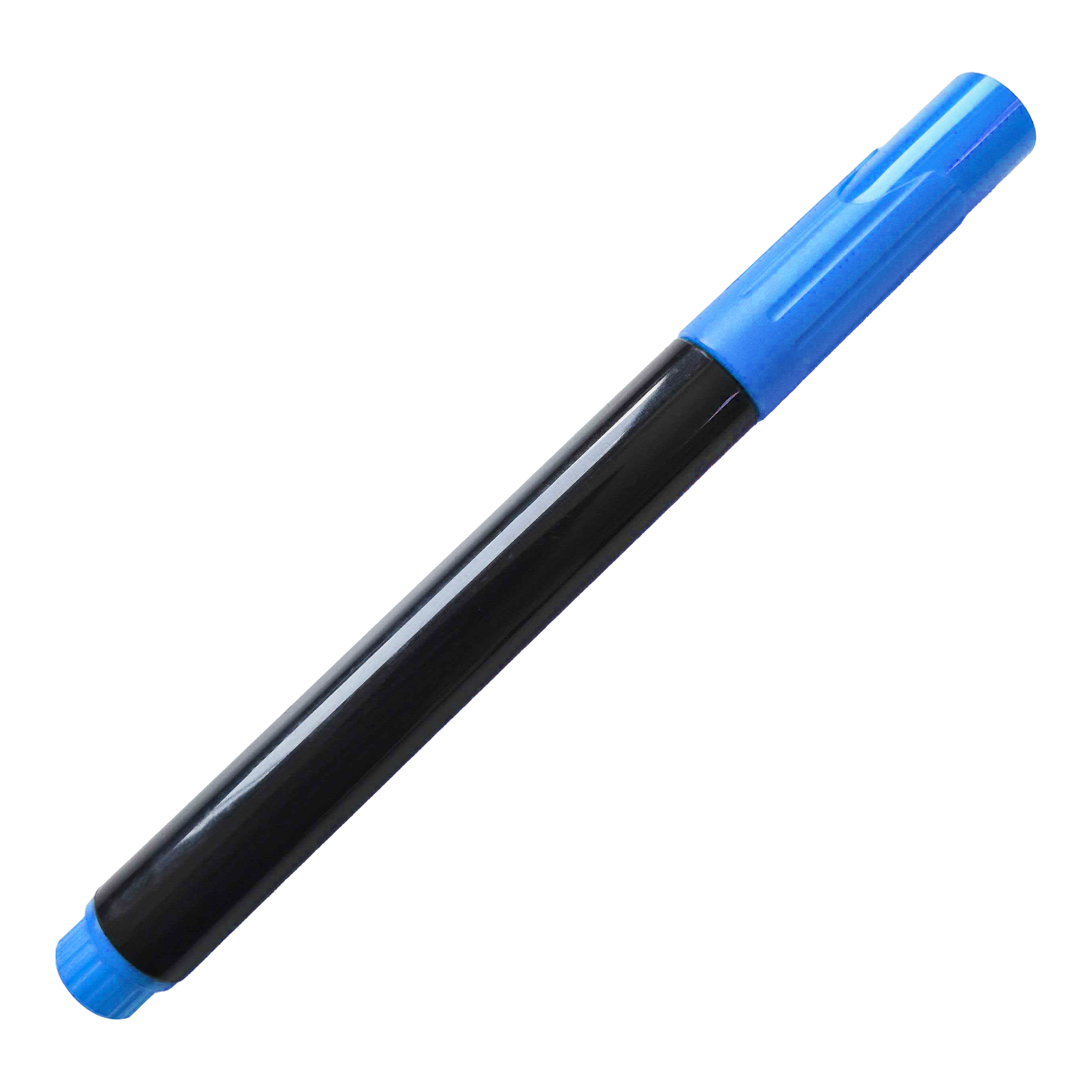 Bordmarker Auf dem Bild ist ein schwarzer Boardmarker mit blauer Kappe zu sehen. Der Stift liegt schräg auf einem weißen Hintergrund.