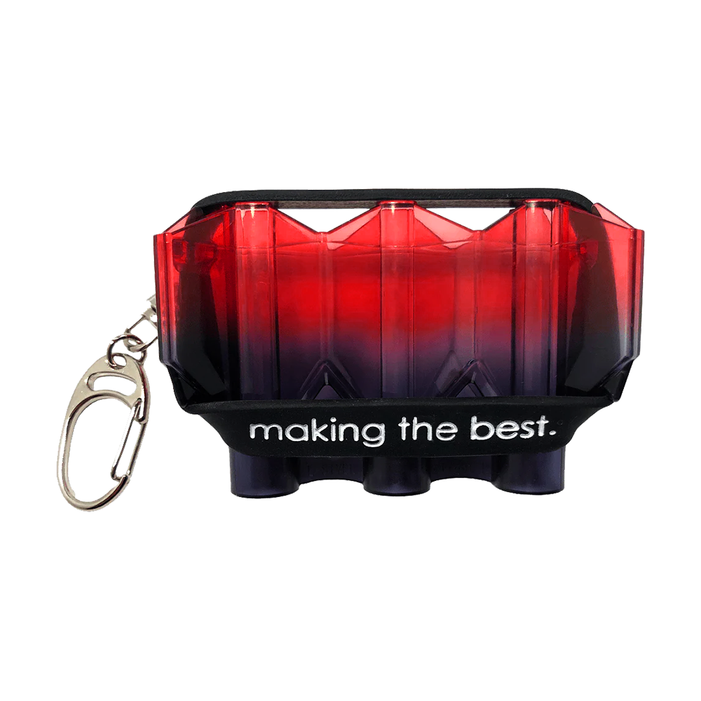 L-Style N9 Krystal Two Tone Flightcase - Red Eye Das Bild zeigt das Produkt "L-Style N9 Krystal Two Tone Flightcase - Red Eye". Es ist ein Flightcase in Rot-Schwarz mit einem Metallkarabiner und dem Schriftzug "making the best."