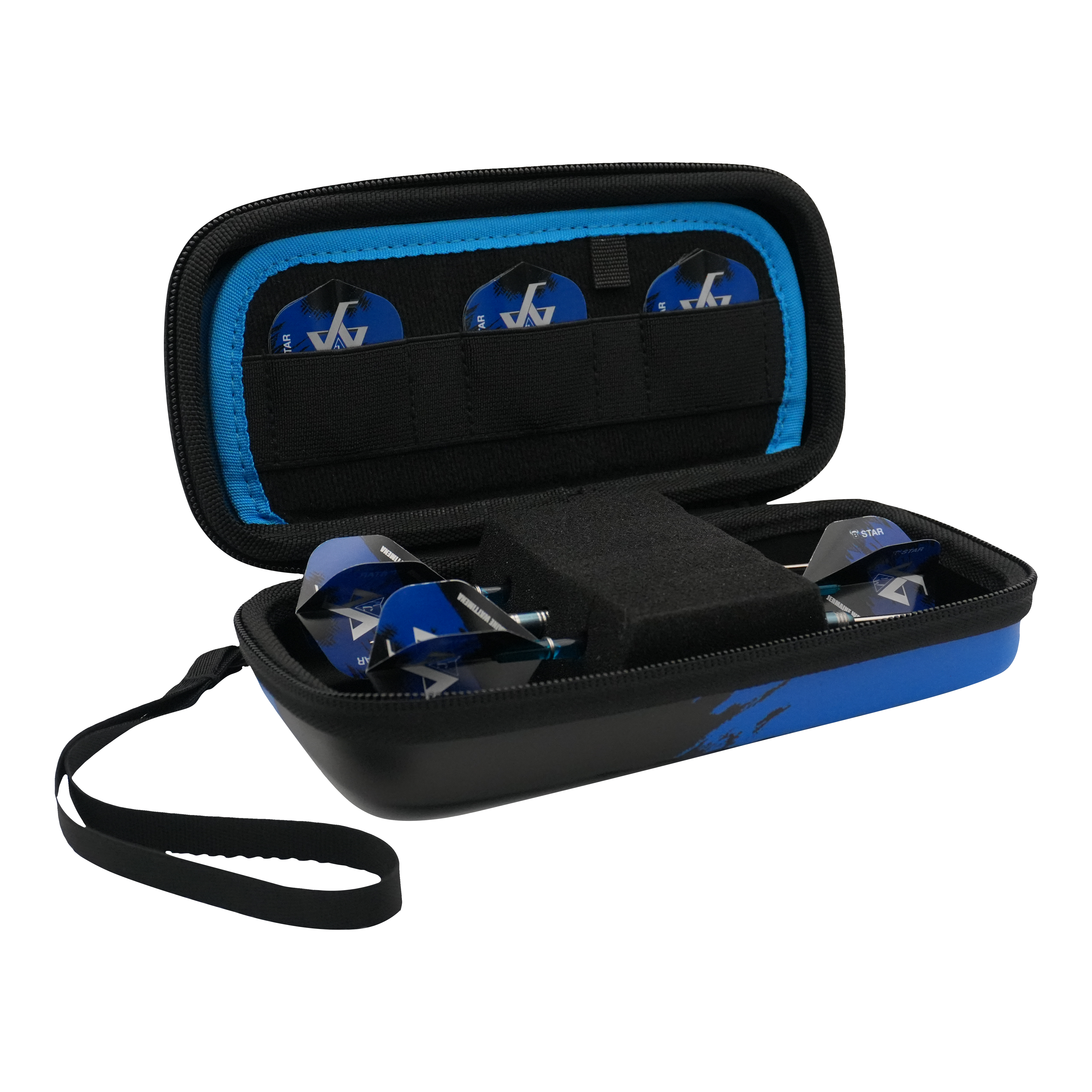 Bulls Orbis S Jermaine Wattimena dartkoffer Das Bild zeigt das Bulls Orbis S Jermaine Wattimena Dartcase, das geöffnet ist. Im Inneren befinden sich blaue Darts und mehrere Dartflights ordentlich verstaut.