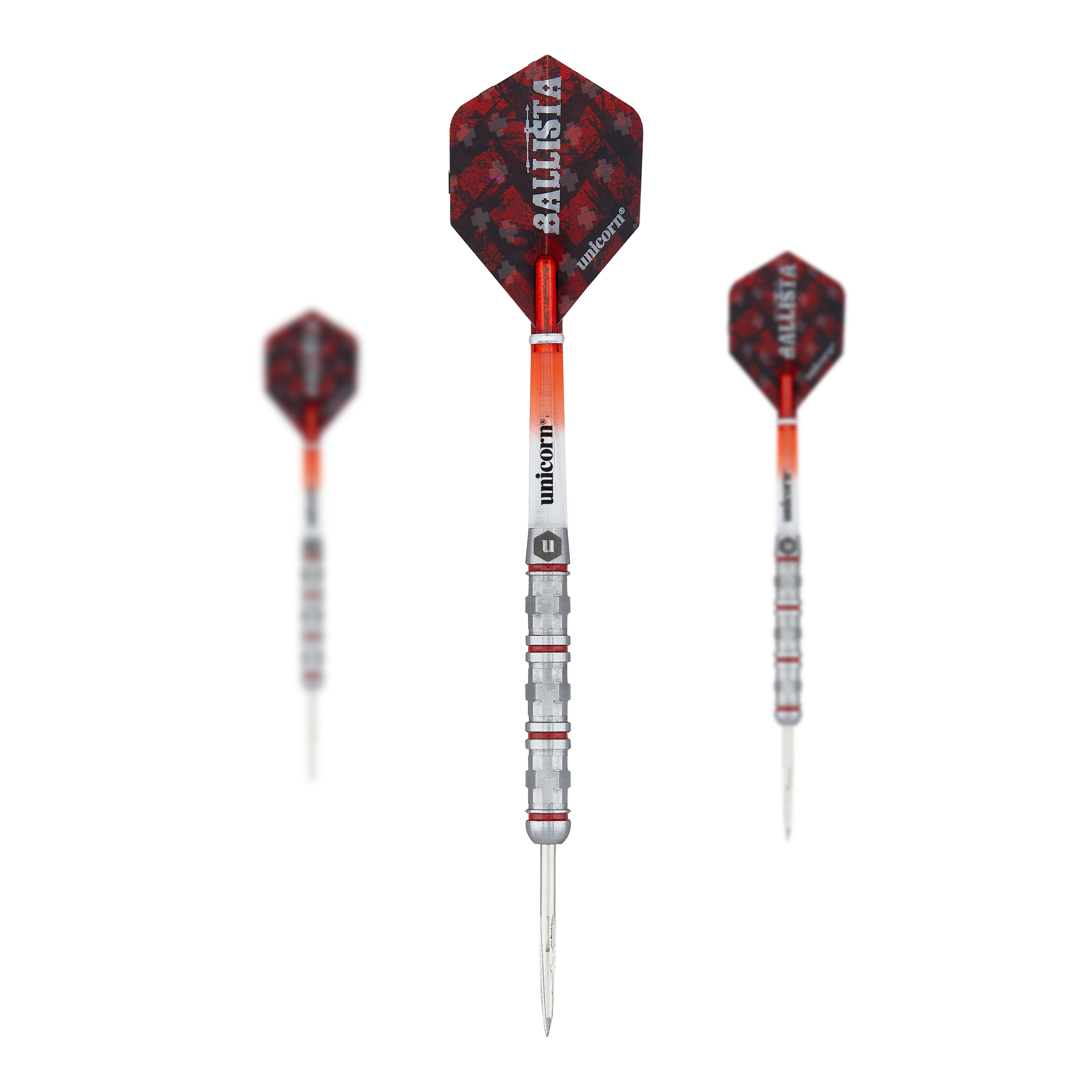 Unicorn Ballista Style 4 stalen darts Das Bild zeigt drei Steeldarts des Produkts "Unicorn Ballista Style 4". Die Darts haben silberne Spitzen, rote Flights und einen silber-roten Schaft mit dem Schriftzug "Unicorn".