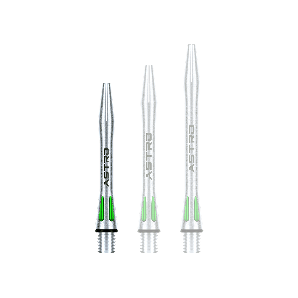 7012-104_Winmau_Astro_Aluminium_Shafts_Gr-n_35mm_1MQGayhgdiZv6z Das Bild zeigt drei silberne Aluminium-Dartschäfte mit grünen Akzenten. Auf jedem Schaft steht das Wort "ASTRO" geschrieben.