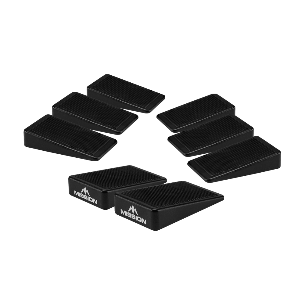 Mission Dartbord Wedges Spacers (Set van 8) Das Bild zeigt acht schwarze Keile, die als Abstandshalter für Dartboards dienen. Auf zwei der Keile ist das Logo und der Schriftzug "Mission" zu sehen.