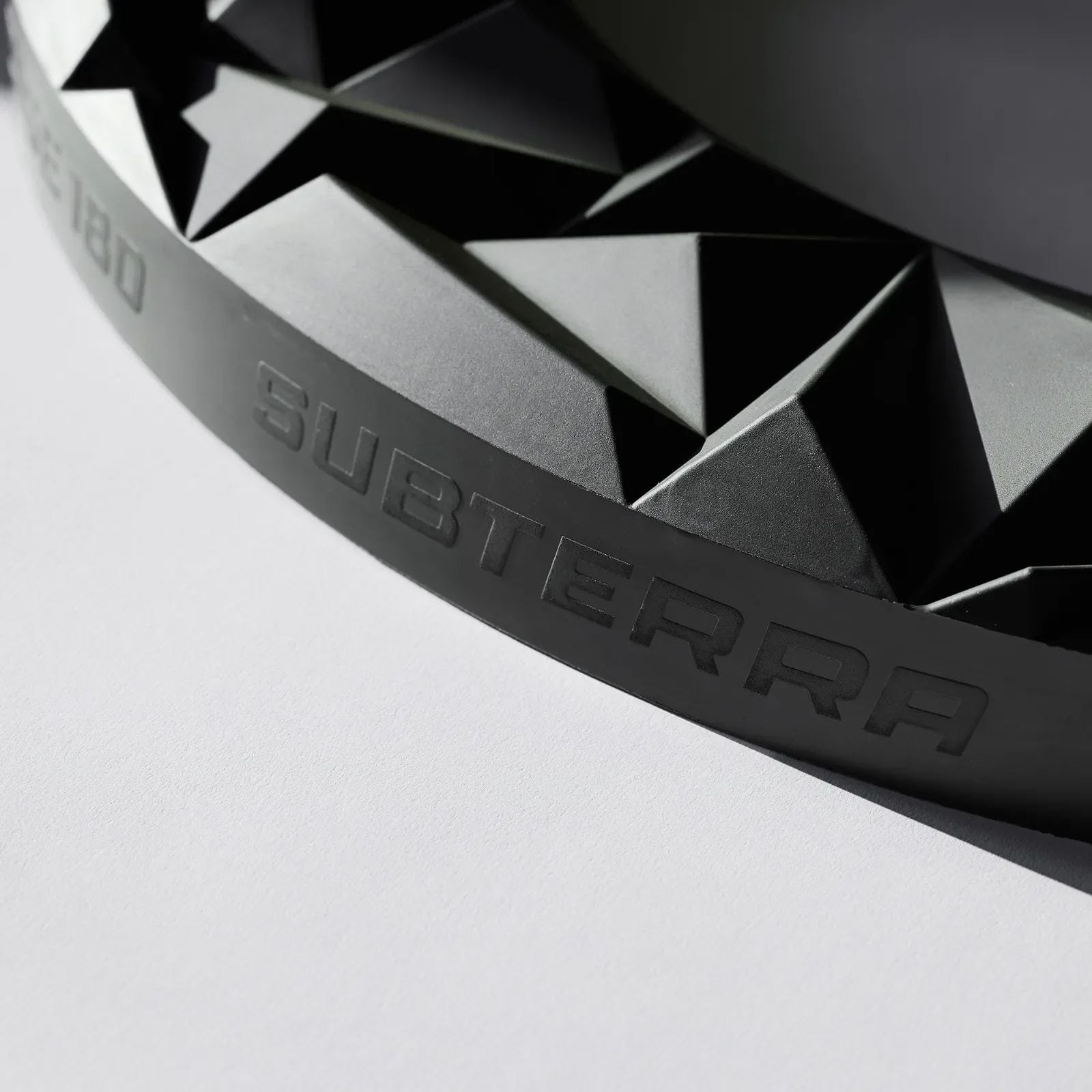 Precise 180 3D Dartboard Surround Subterra - Grafiet Das Precise 180 3D Dartboard Surround Subterra - Graphite ist auf dem Foto zu sehen. Diese Umrandung eignet sich ideal für Dartliebhaber.