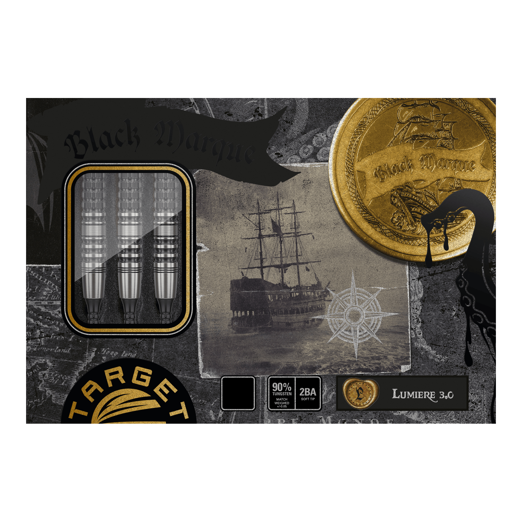 Target Japan Black Marque Lumiere GEN3 Soft Darts - 18,5 g Die Abbildung zeigt die Verpackung der "Target Japan Black Marque Lumiere GEN3 Softdarts - 18,5g". Auf der Verpackung sind drei Dartpfeile, ein altes Segelschiff und ein goldener Münzmotiv zu sehen.