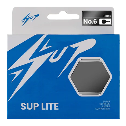 Caliburn SUP Lite No6 vluchtschachtsysteem Die Abbildung zeigt die Verpackung des Produkts "Caliburn SUP Lite No6 Flight-Shaft-System". Die Verpackung ist überwiegend blau und weiß und enthält ein Sichtfenster, durch das das Produkt teilweise zu sehen ist.