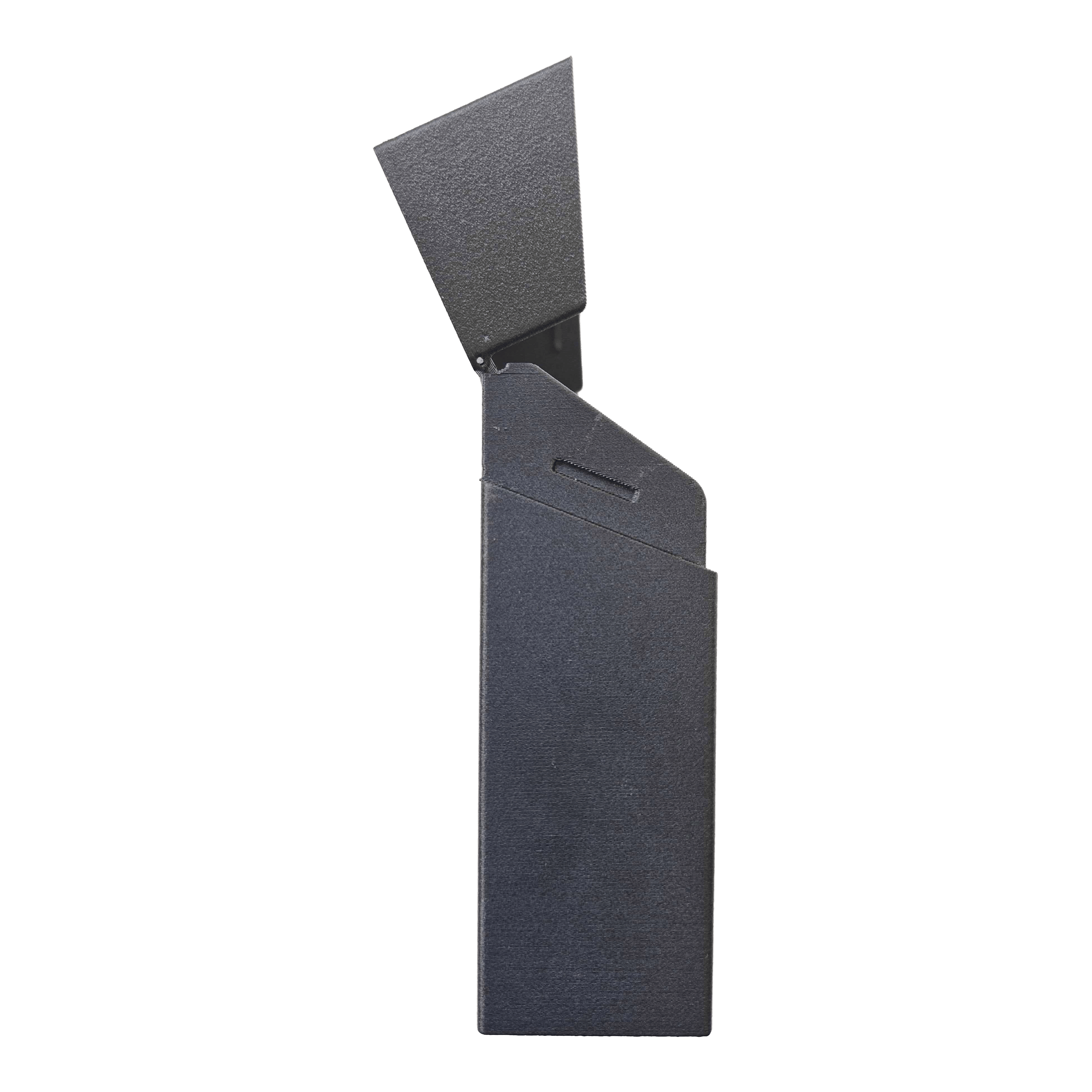 Rookkleurige dartkoker voor 180 darts met een uniek ontwerp - Zwart Detail von Smoke 180 Dartcase mit eigenem Design, Farbe Schwarz. Das Etui ist von der Seite zu sehen.