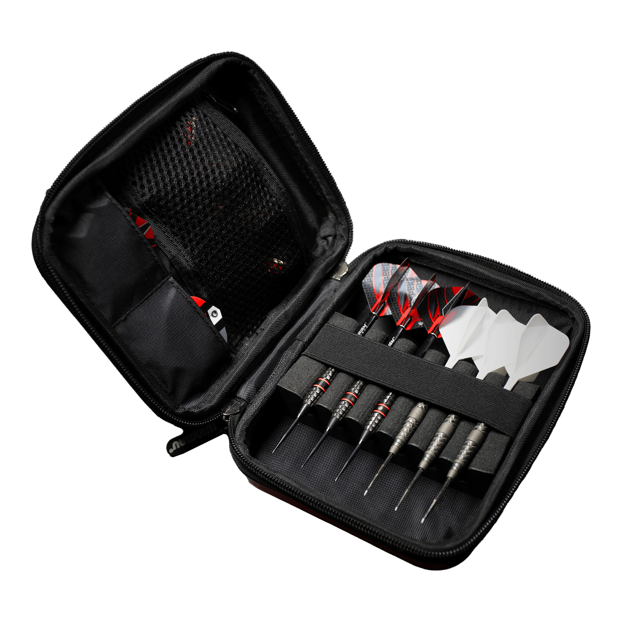Winmau Armor G2 Dart-portemonnee Das Bild zeigt ein geöffnetes Dart-Etui mit mehreren Darts und Ersatzflights. Die Darts und Zubehörteile sind ordentlich in dem schwarzen Etui einsortiert.