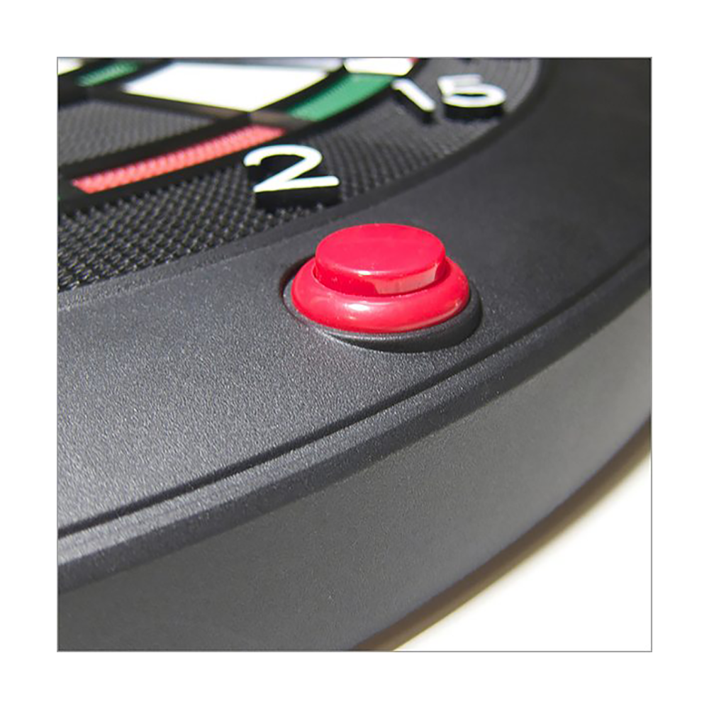 G01250_GranBoard_3S_LED_Elektronisches_Dartboard_2 Das Bild zeigt einen Ausschnitt des GranBoard 3S LED Elektronisches Dartboard. Zu sehen ist ein roter Knopf auf dem Gehäuse des Dartboards.