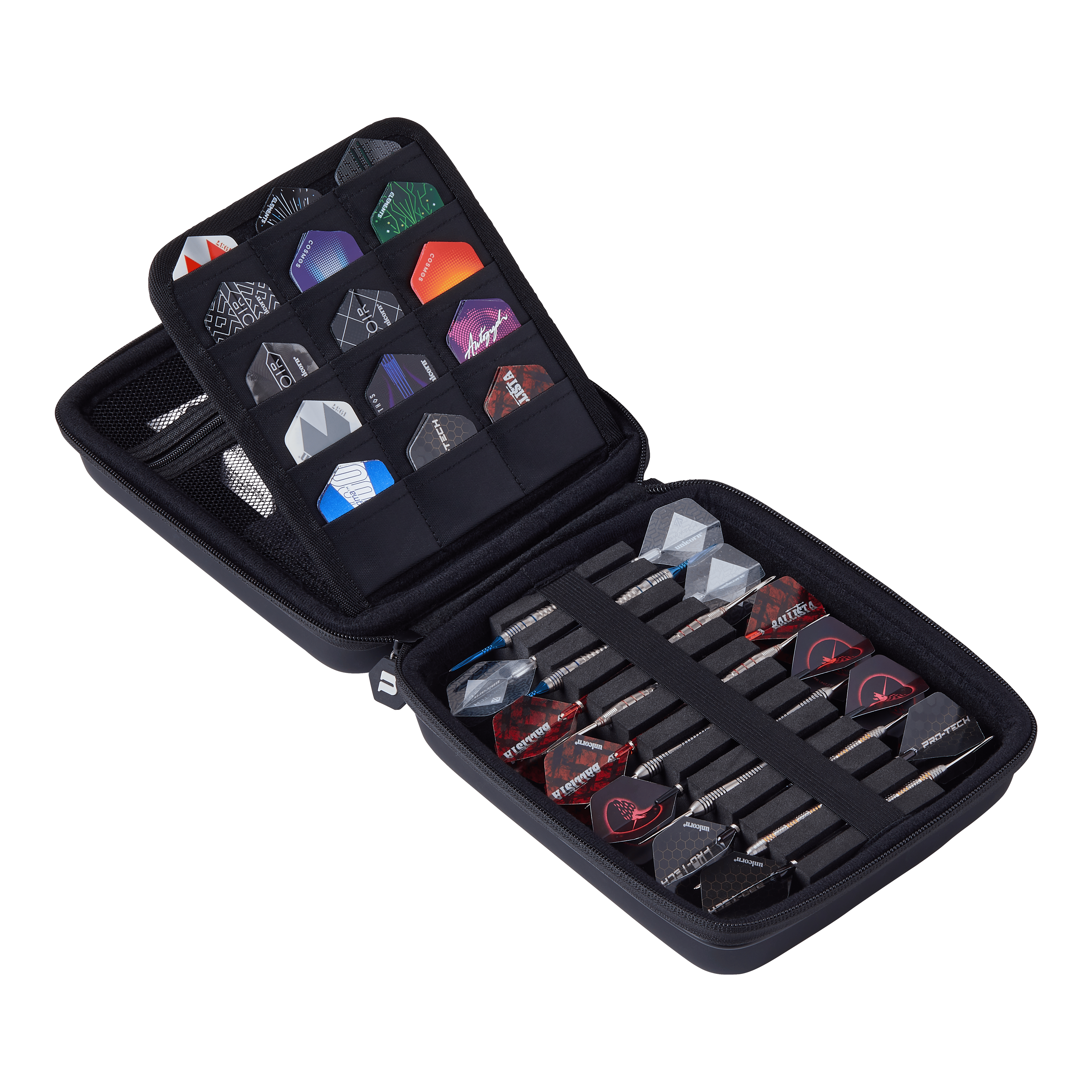 Das Bild zeigt das "Unicorn Ultra 3UP Large Dartcase - Schwarz" mit geöffnetem Reißverschluss. Im Inneren sind mehrere Dartpfeile und Flights ordentlich in speziellen Fächern und Taschen einsortiert.