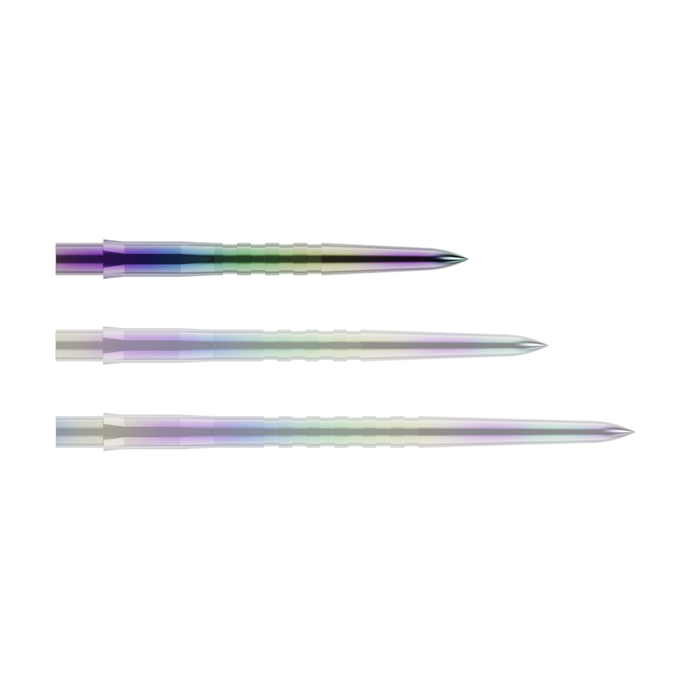 Das Bild zeigt drei bunte, metallische Dartspitzen in einer Reihe. Sie haben eine glatte Oberfläche mit leichten Rillen und glänzen in verschiedenen Farben.