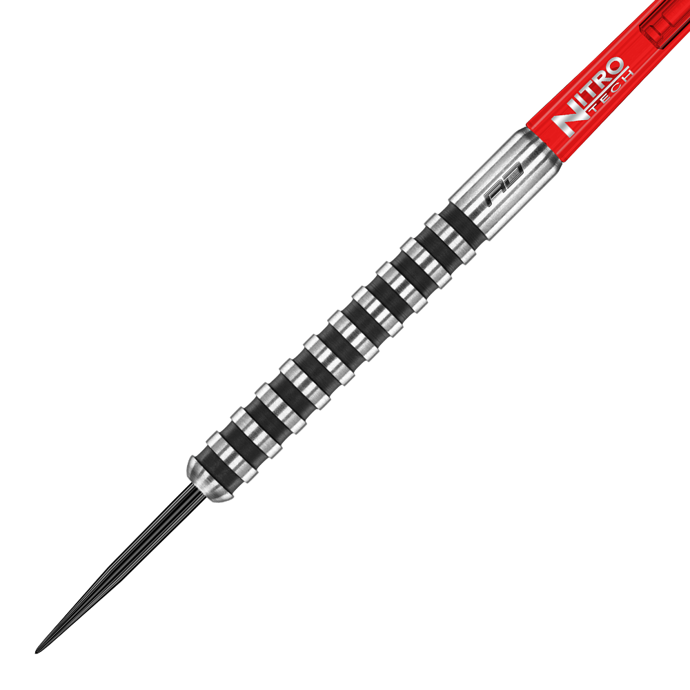 RD2140_Red_Dragon_Javelin_Black_Steeldarts_2 Das Bild zeigt einen Red Dragon Javelin Black Steeldart. Der Dart hat ein schwarz-silbernes Griffdesign und einen roten Schaft.