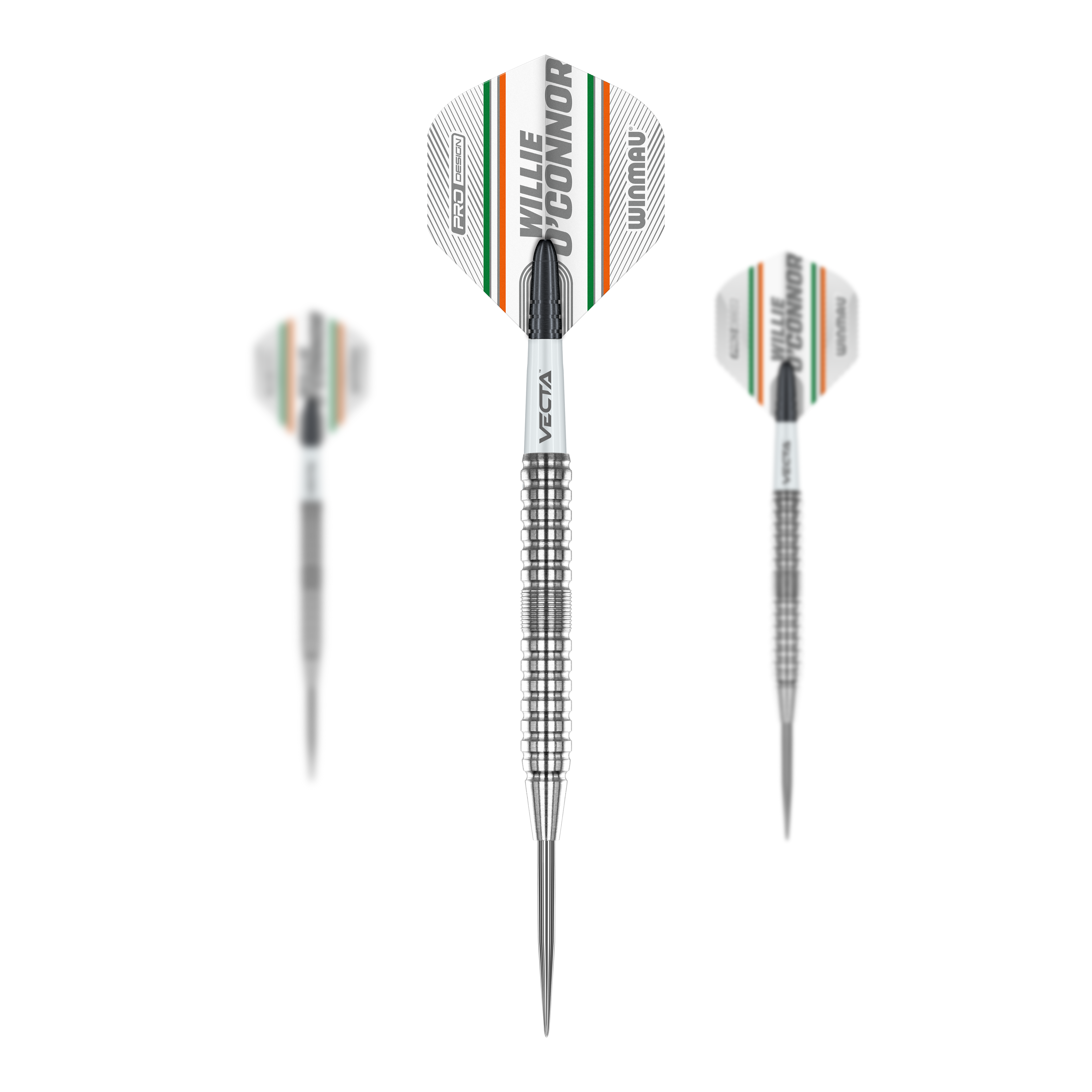 Winmau Willie O'Connor Steel Darts - 23g Das Bild zeigt drei Steeldarts des Modells "Winmau Willie O'Connor" mit 23g Gewicht. Die Flights sind mit dem Namen "Willie O'Connor" sowie farbigen Streifen versehen.