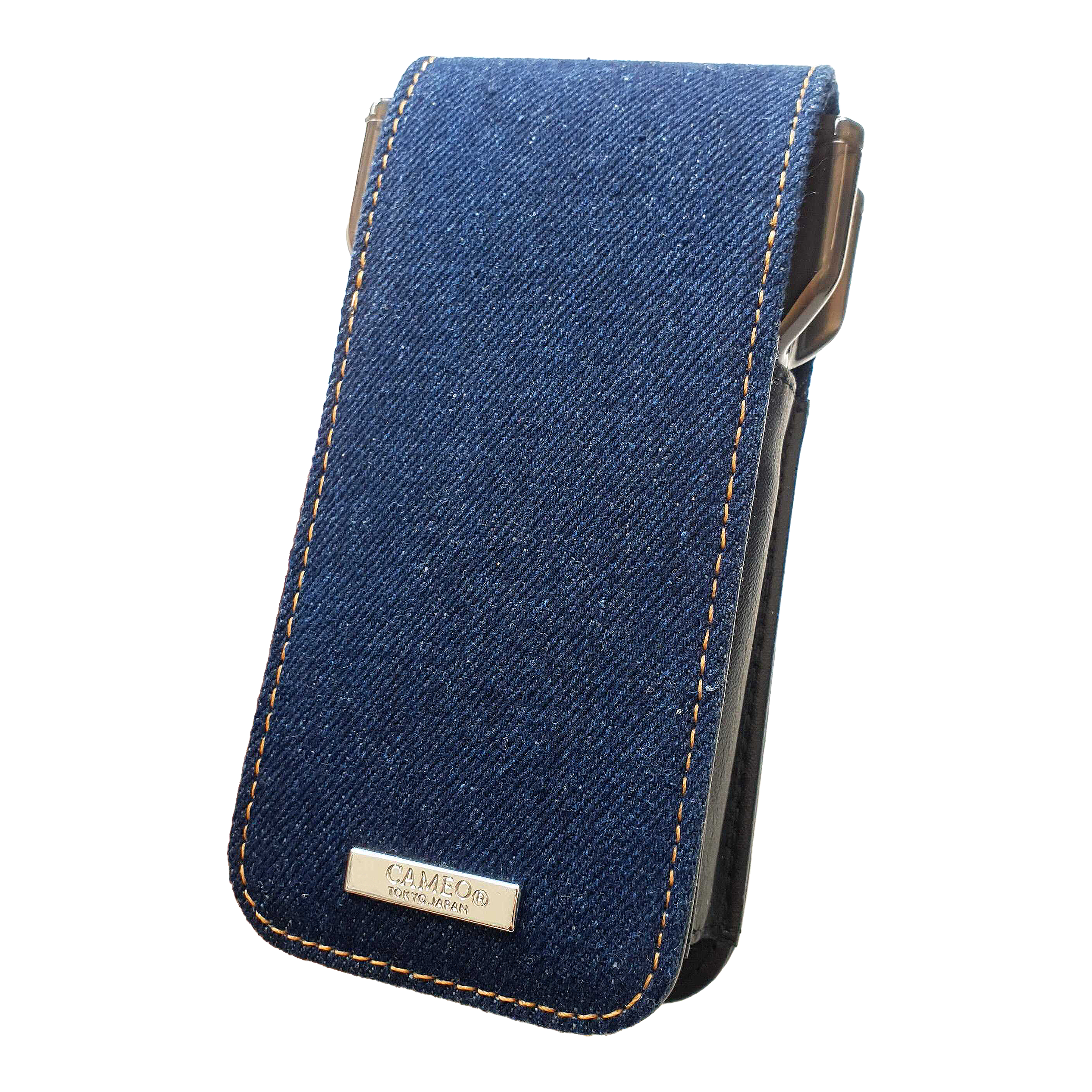Cameo Acento Denim Dart-hoesje Dies ist ein Dartcase aus indigofarbenem Denim-Stoff. Auf der Vorderseite befindet sich ein Metall-Label mit der Aufschrift "CAMEO TOKYO JAPAN".