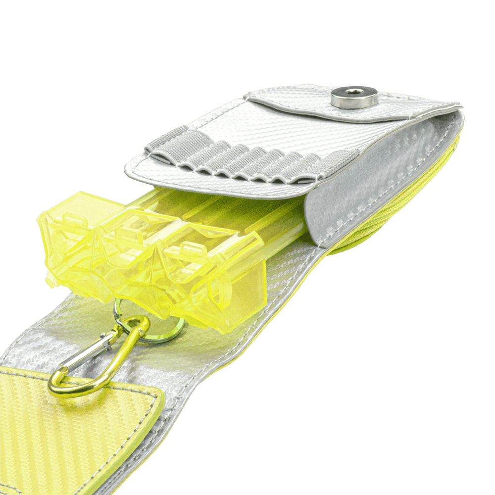 66348_Bulls_SECC_Dartcase_Yellow_3 Das Bild zeigt das Produkt "Bulls SECC Dartcase" in geöffnetem Zustand. In dem silbernen Etui befindet sich ein gelber Einsatz zur sicheren Aufbewahrung von Dartpfeilen.