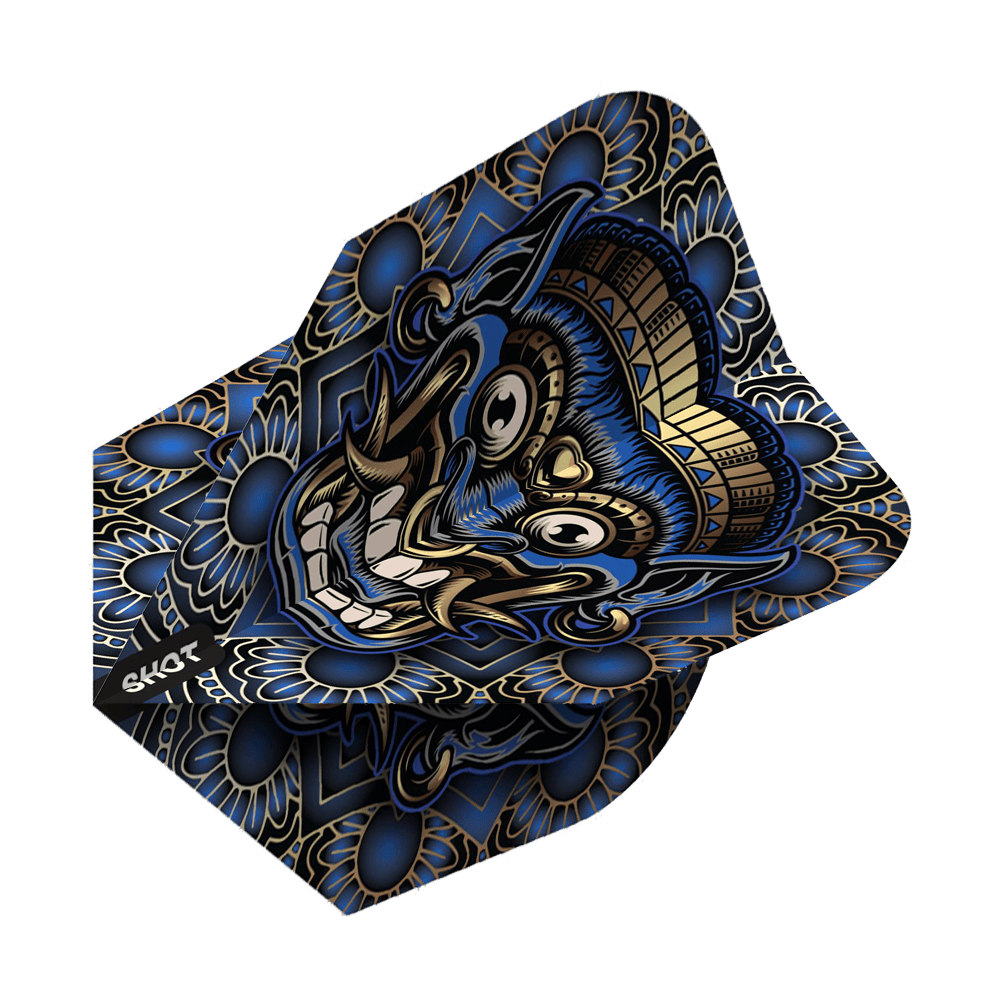 Shot Tribal Weapon Java No6 Vluchten Das Bild zeigt ein Dartflight mit einem auffälligen Tribal-Design in Blau, Gold und Schwarz. In der Mitte ist ein stilisierter, maskenartiger Kopf mit vielen Details zu sehen.